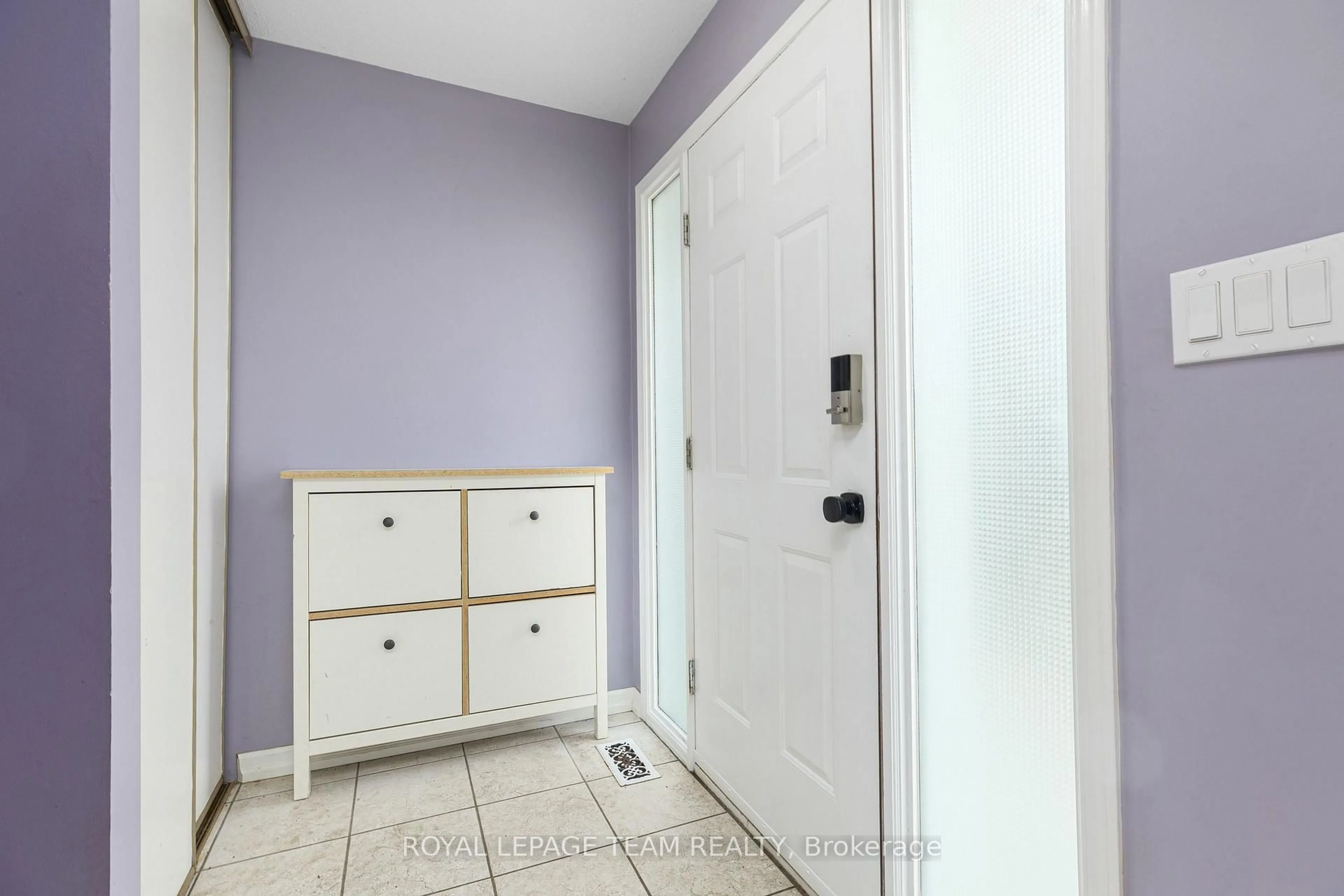 Indoor entryway for 11 Pretty St, Ottawa Ontario K2S 1N3