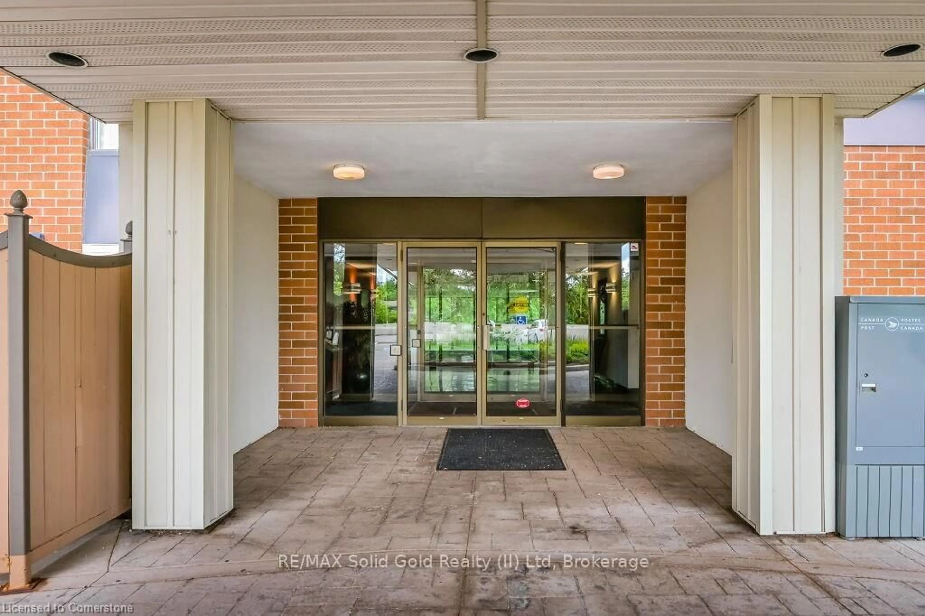 Indoor foyer for 260 Sheldon Ave #808, Kitchener Ontario N2H 6P2