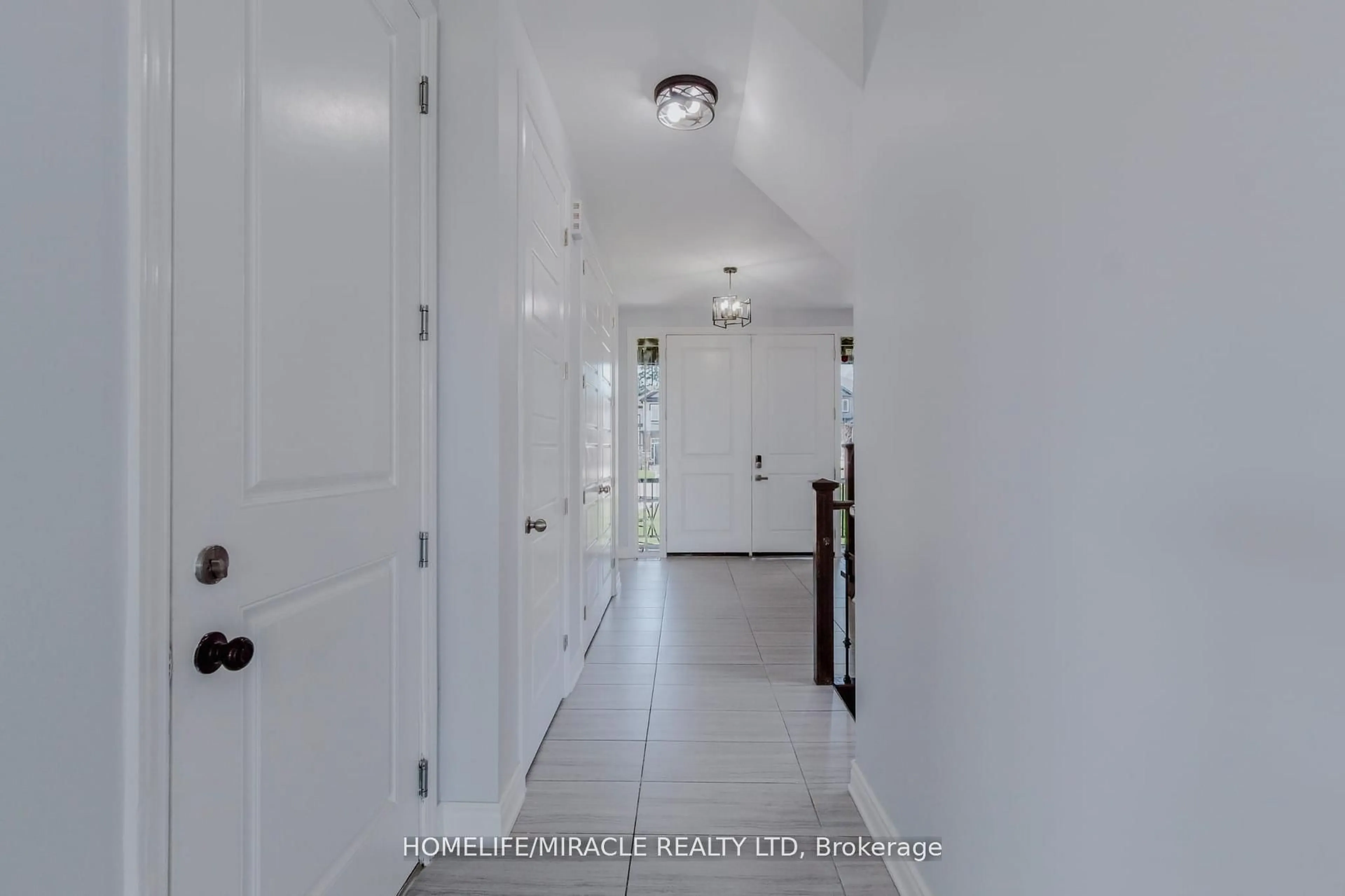 Indoor entryway for 13 Brookfield Crt, Ingersoll Ontario N5C 0C4