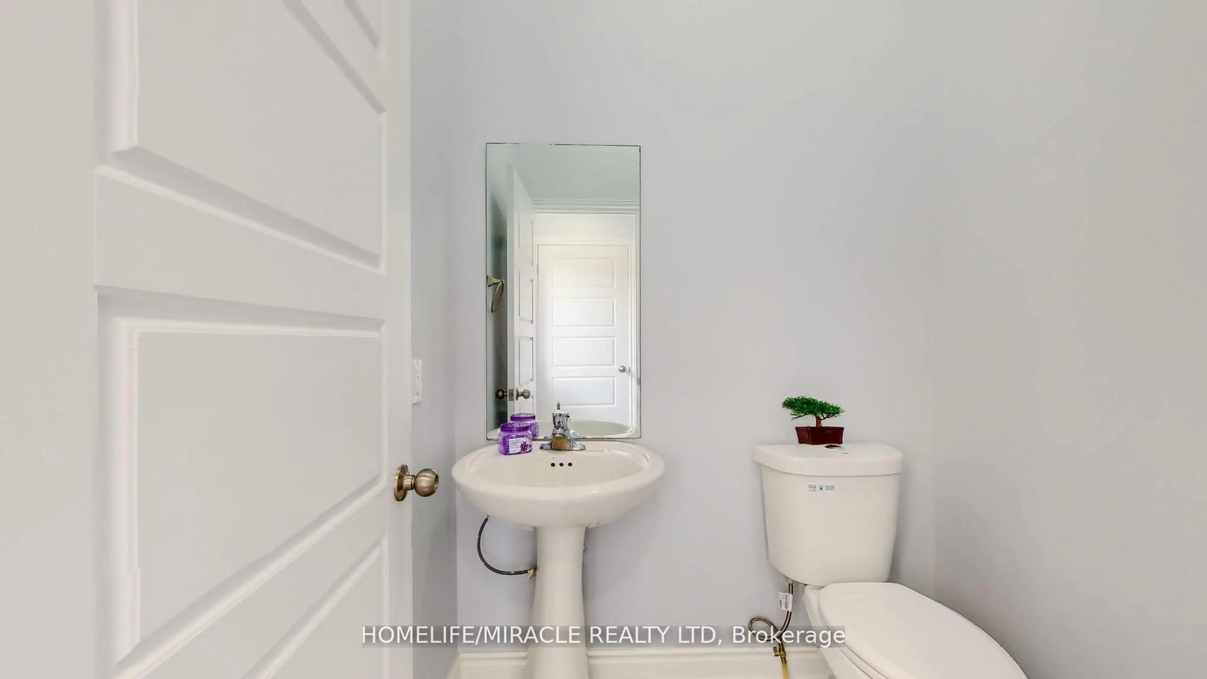 Standard bathroom, ceramic/tile floor for 13 Brookfield Crt, Ingersoll Ontario N5C 0C4