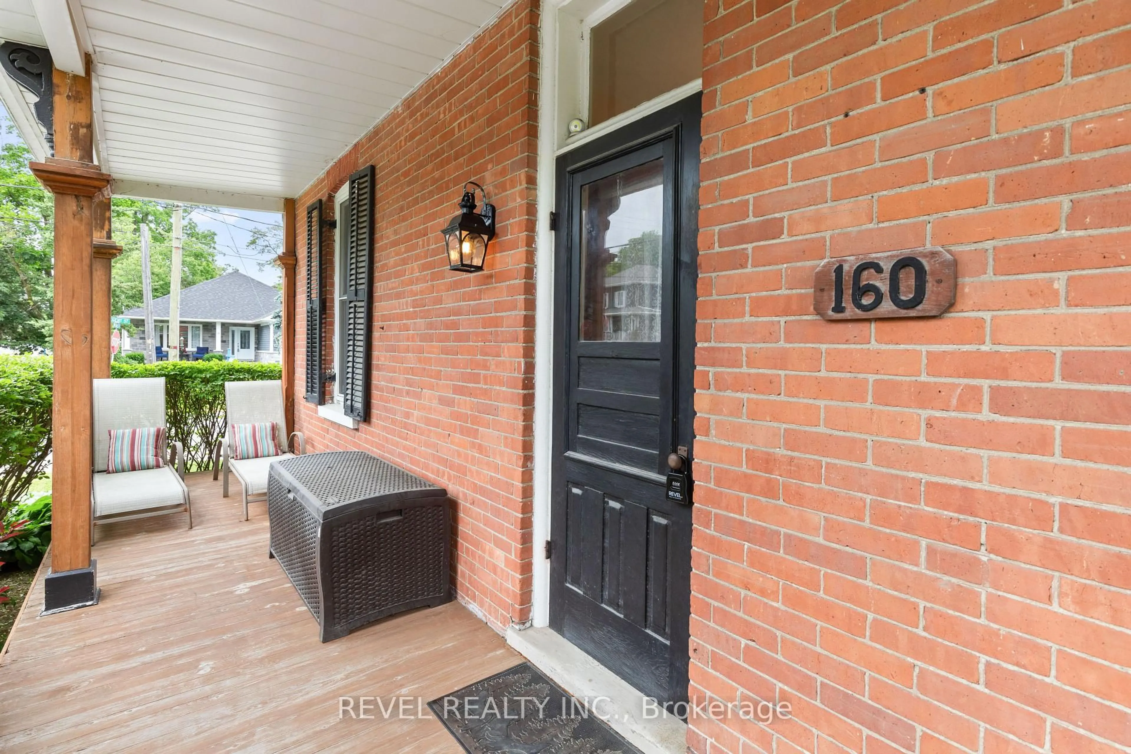 Indoor entryway for 160 William St, Kawartha Lakes Ontario K9V 4B3