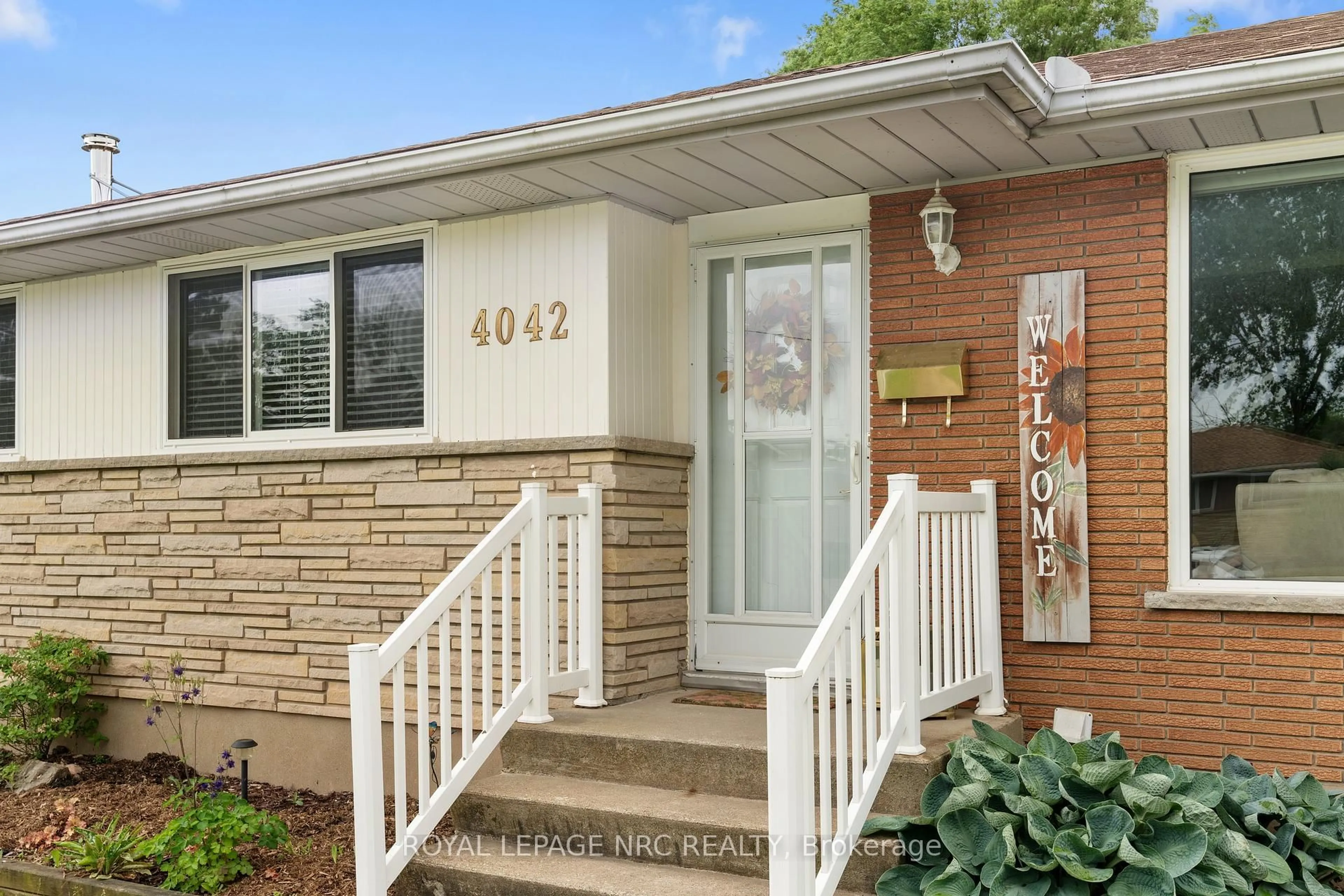 Home with brick exterior material, street for 4042 Montcalm Cres, Niagara Falls Ontario L2G 6L8