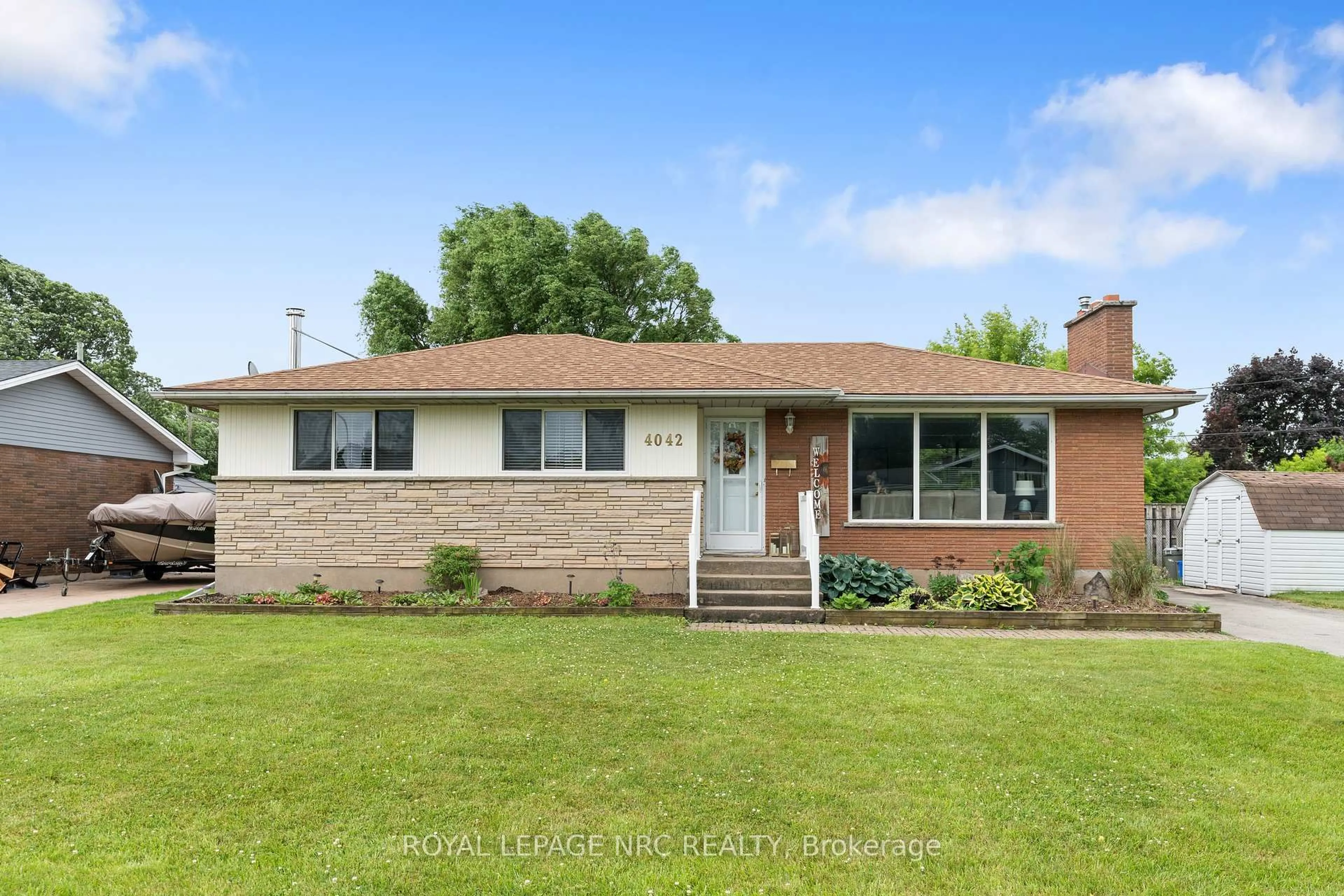 Home with brick exterior material, unknown for 4042 Montcalm Cres, Niagara Falls Ontario L2G 6L8