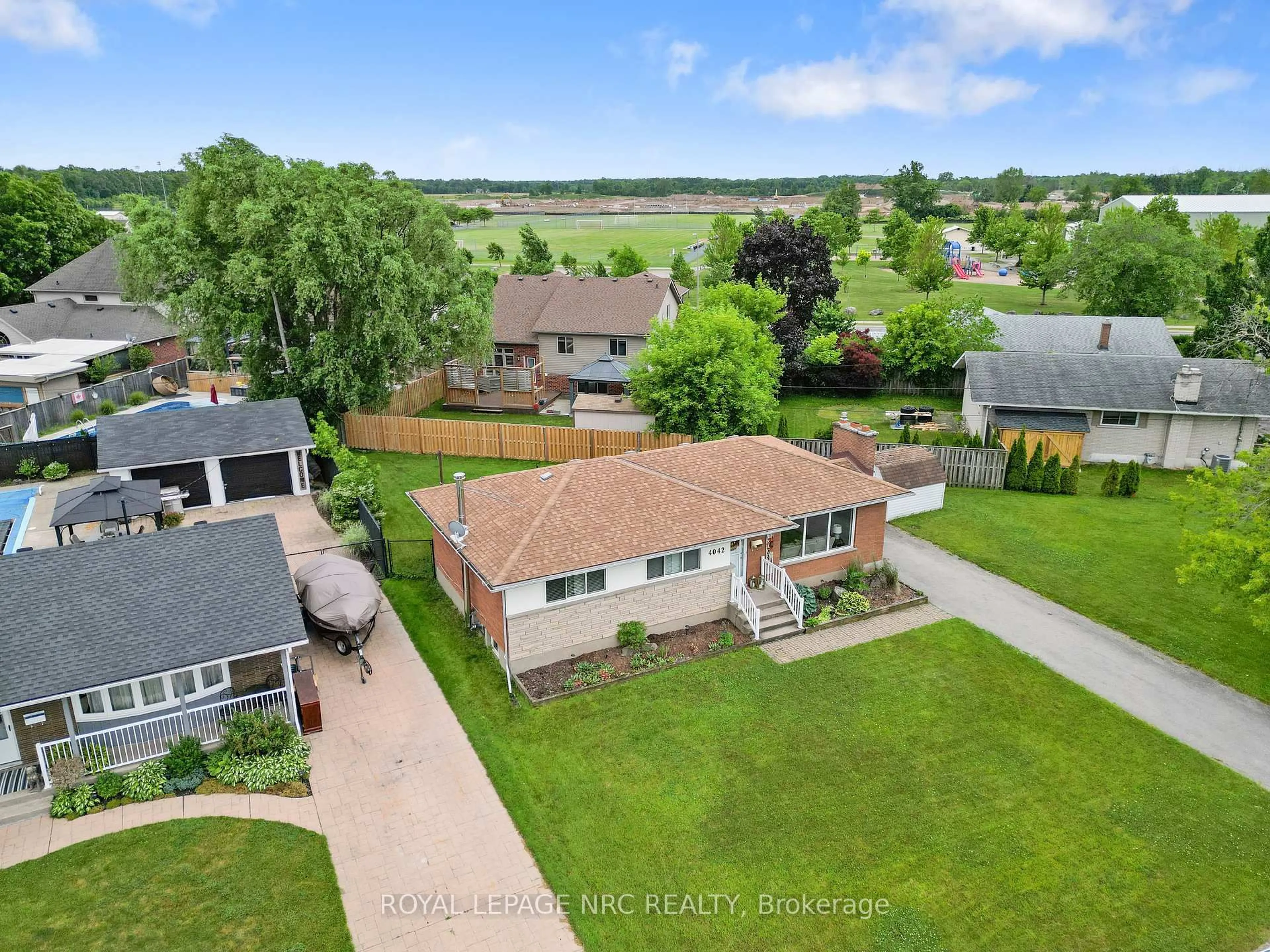 A pic from outside/outdoor area/front of a property/back of a property/a pic from drone, street for 4042 Montcalm Cres, Niagara Falls Ontario L2G 6L8