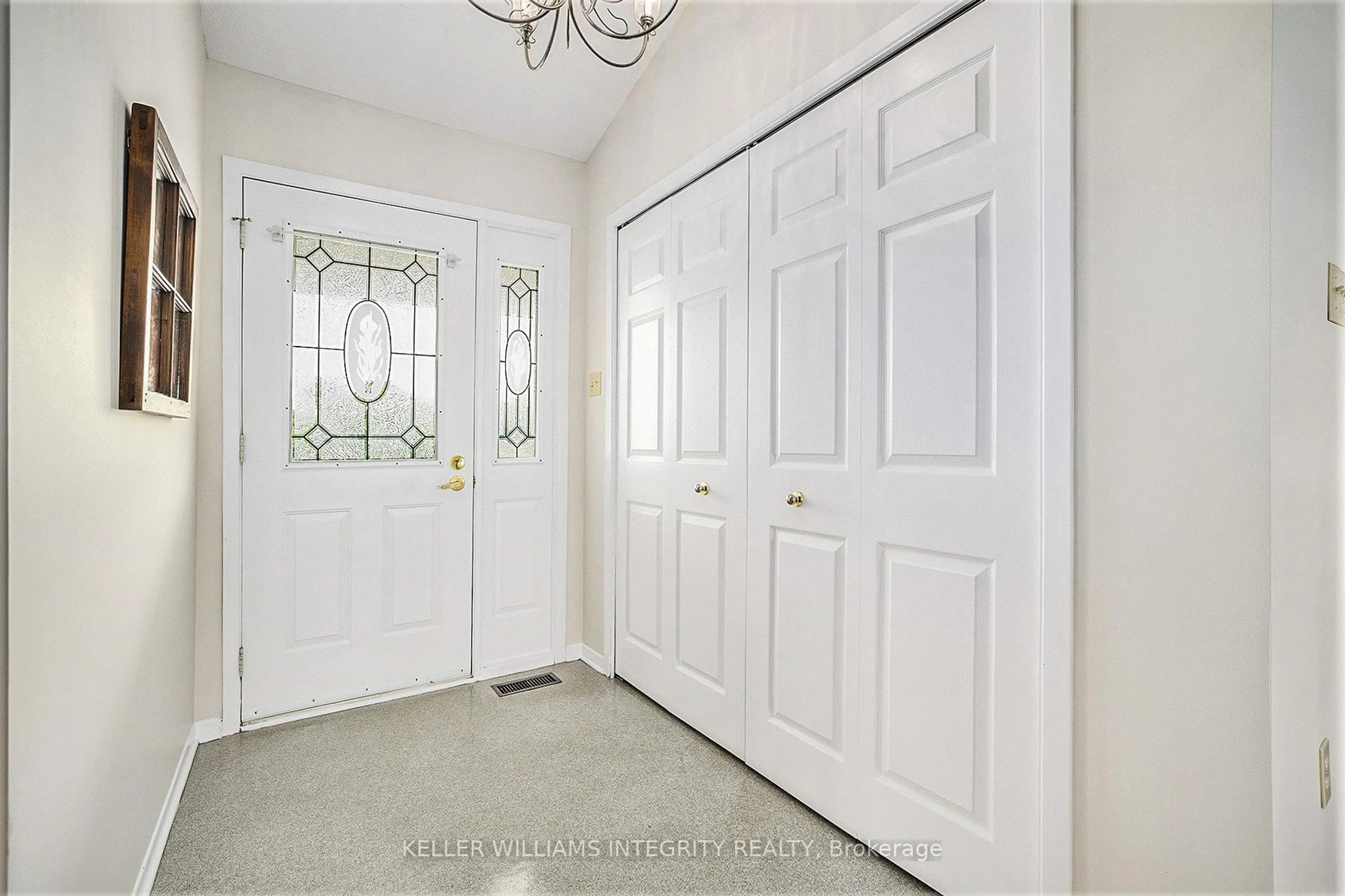 Indoor entryway for 4045 Highway 17, Ottawa Ontario K7S 3G7