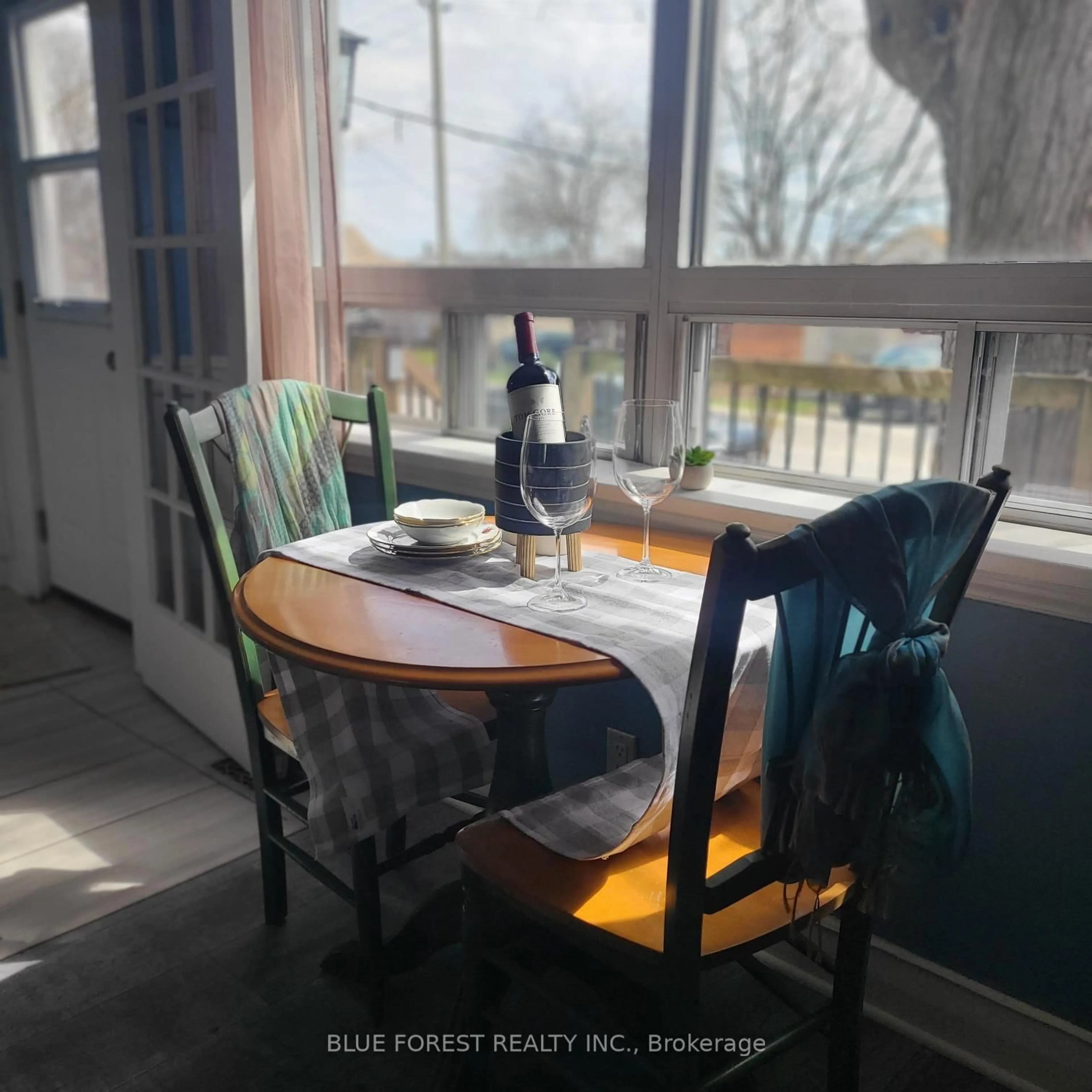 Dining room, wood/laminate floor for 18 Connaught Ave, London East Ontario N5Y 3A3