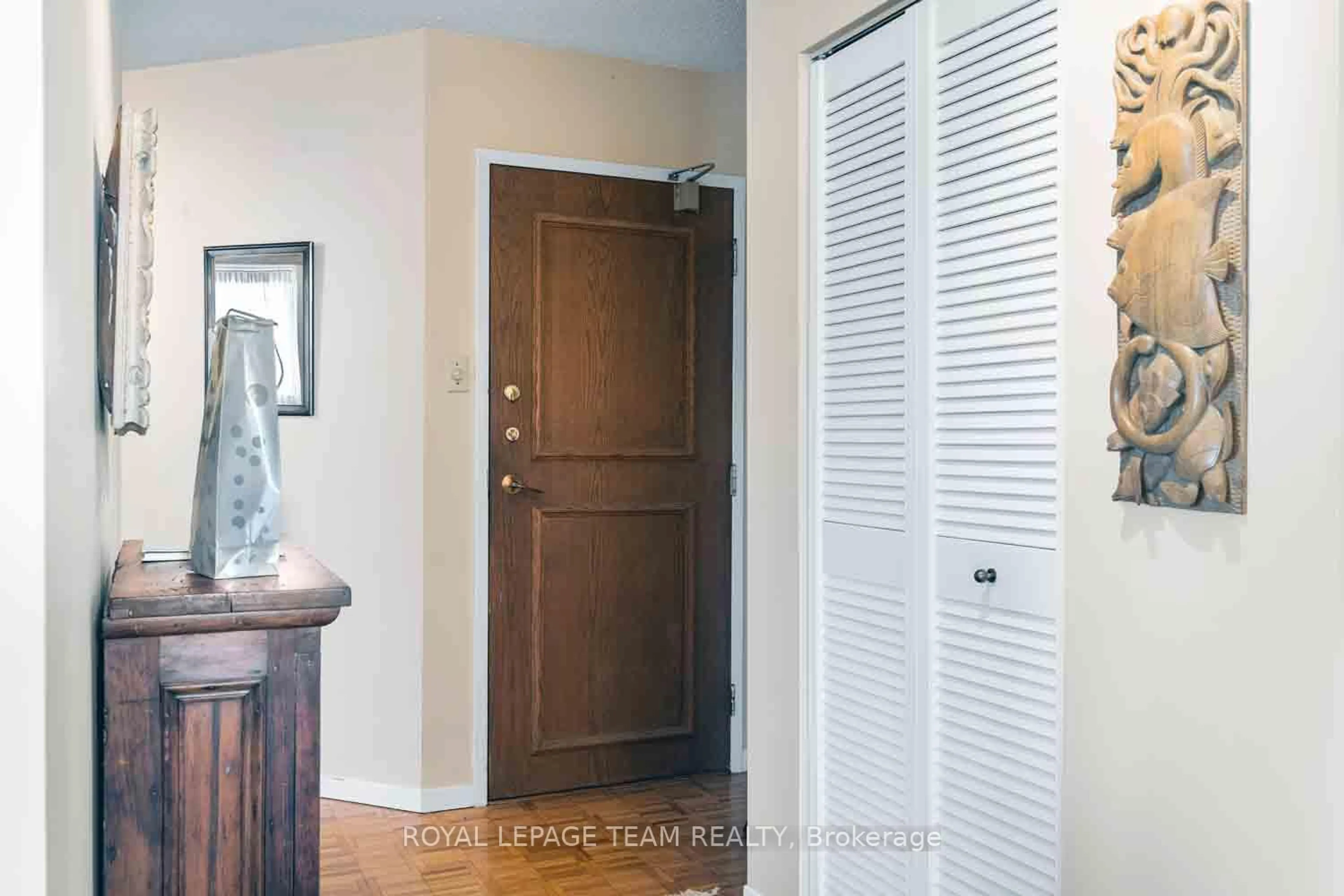 Indoor entryway for 40 ARTHUR St #804, Ottawa Ontario K1R 7T5