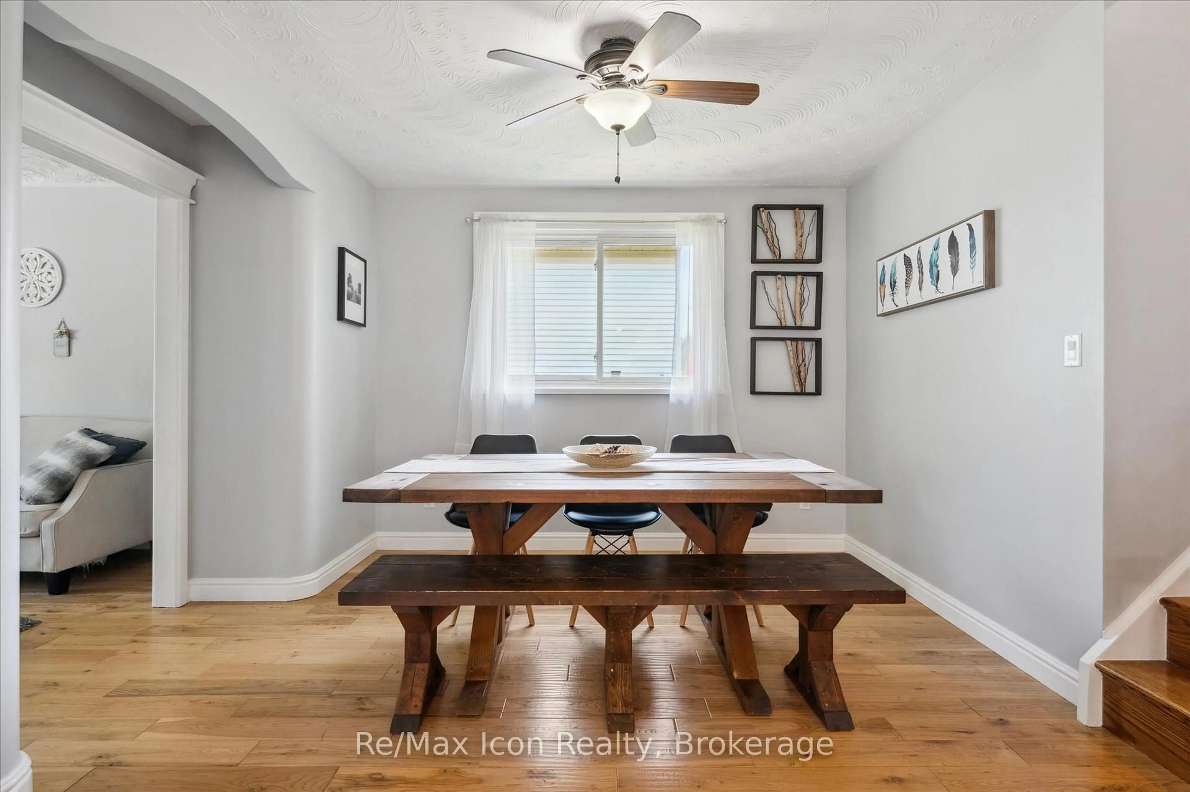 Dining room, wood/laminate floor for 98 Williamson Dr, Haldimand Ontario N3W 1A6