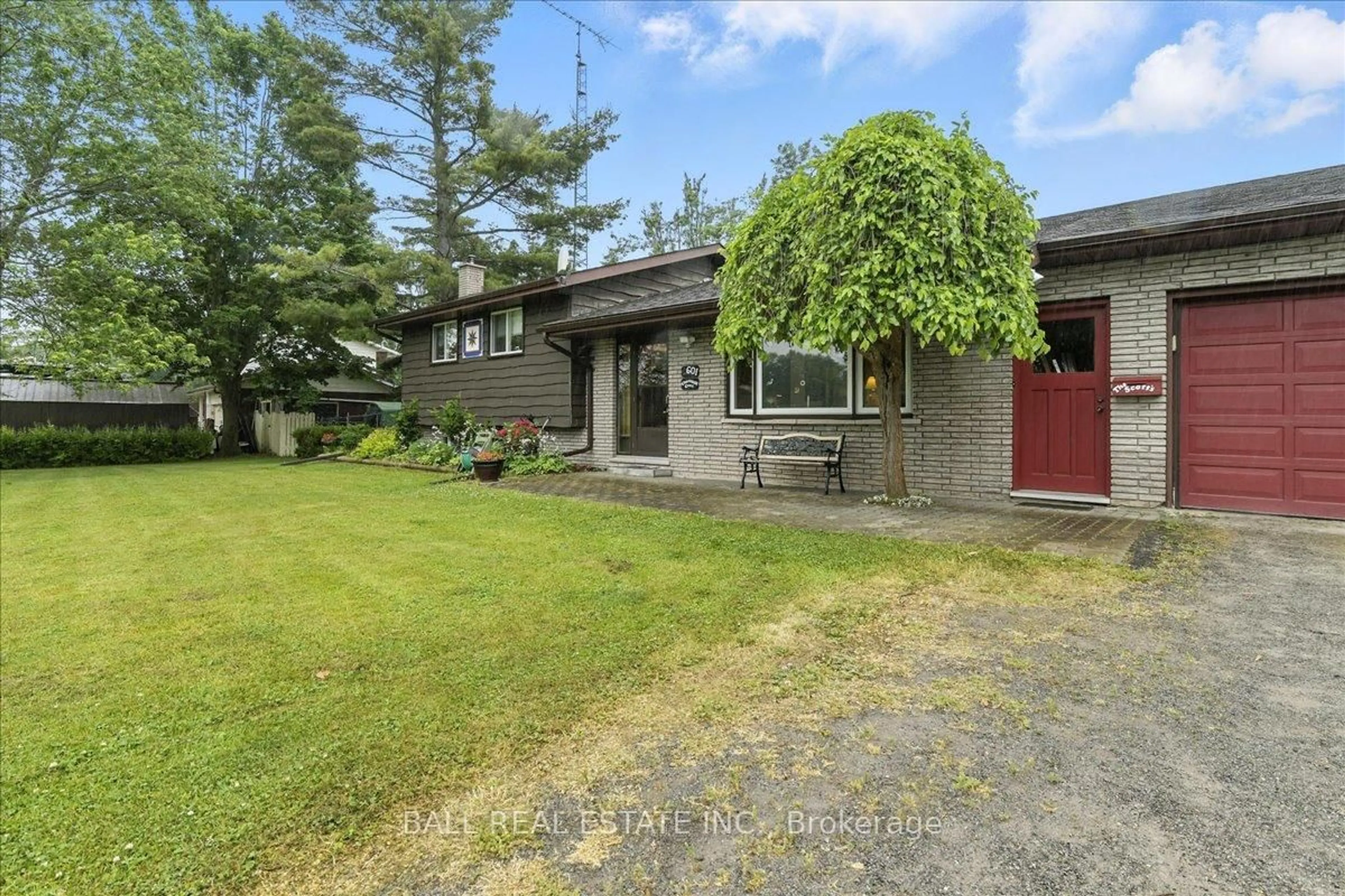 A pic from outside/outdoor area/front of a property/back of a property/a pic from drone, street for 601 Churchill Cres, Selwyn Ontario K0L 1T0