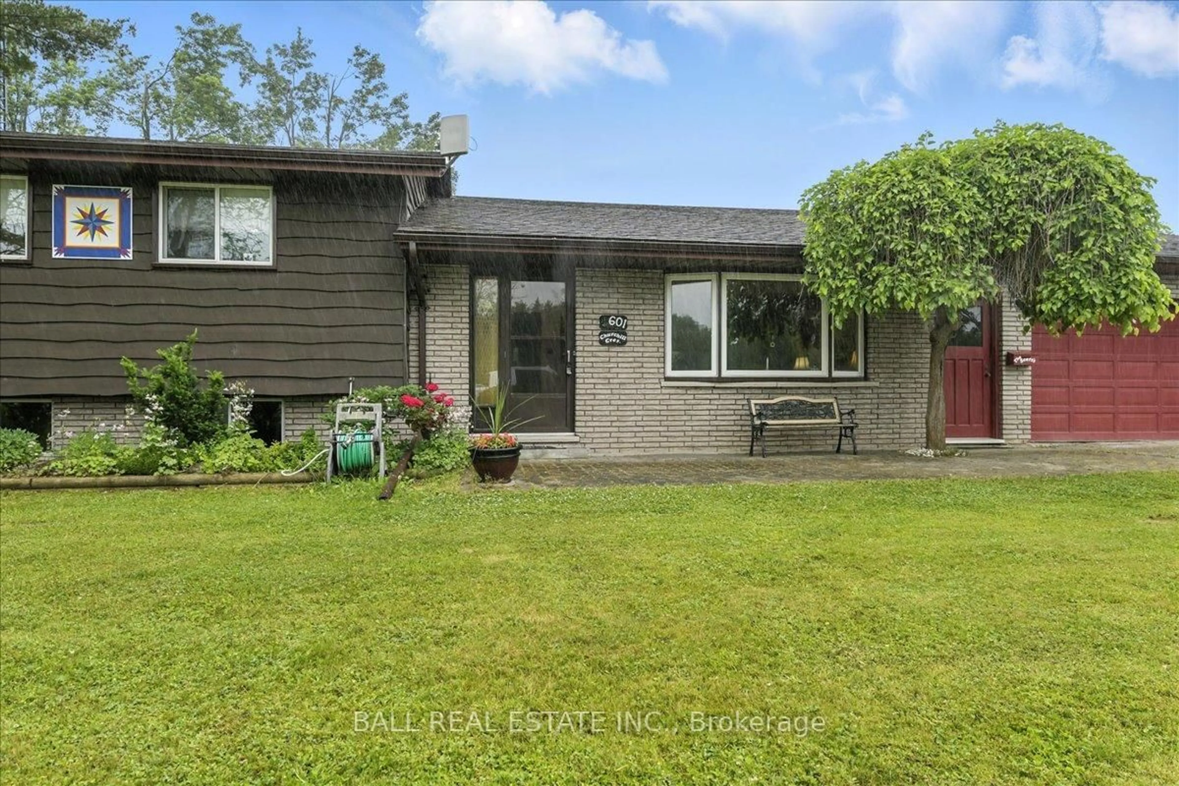 A pic from outside/outdoor area/front of a property/back of a property/a pic from drone, street for 601 Churchill Cres, Selwyn Ontario K0L 1T0