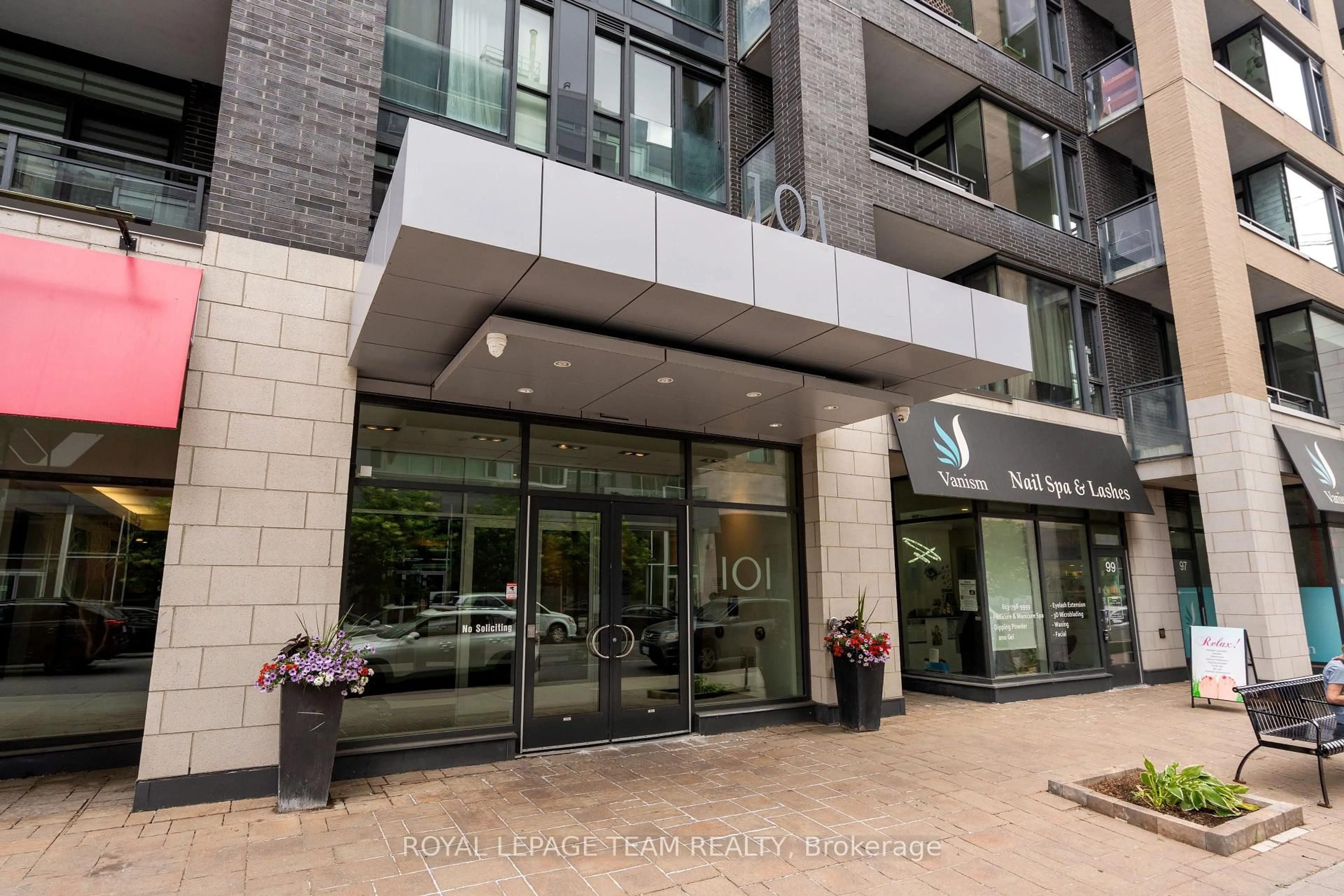 Indoor foyer for 101 Richmond Rd #515, Ottawa Ontario K1Z 0A6