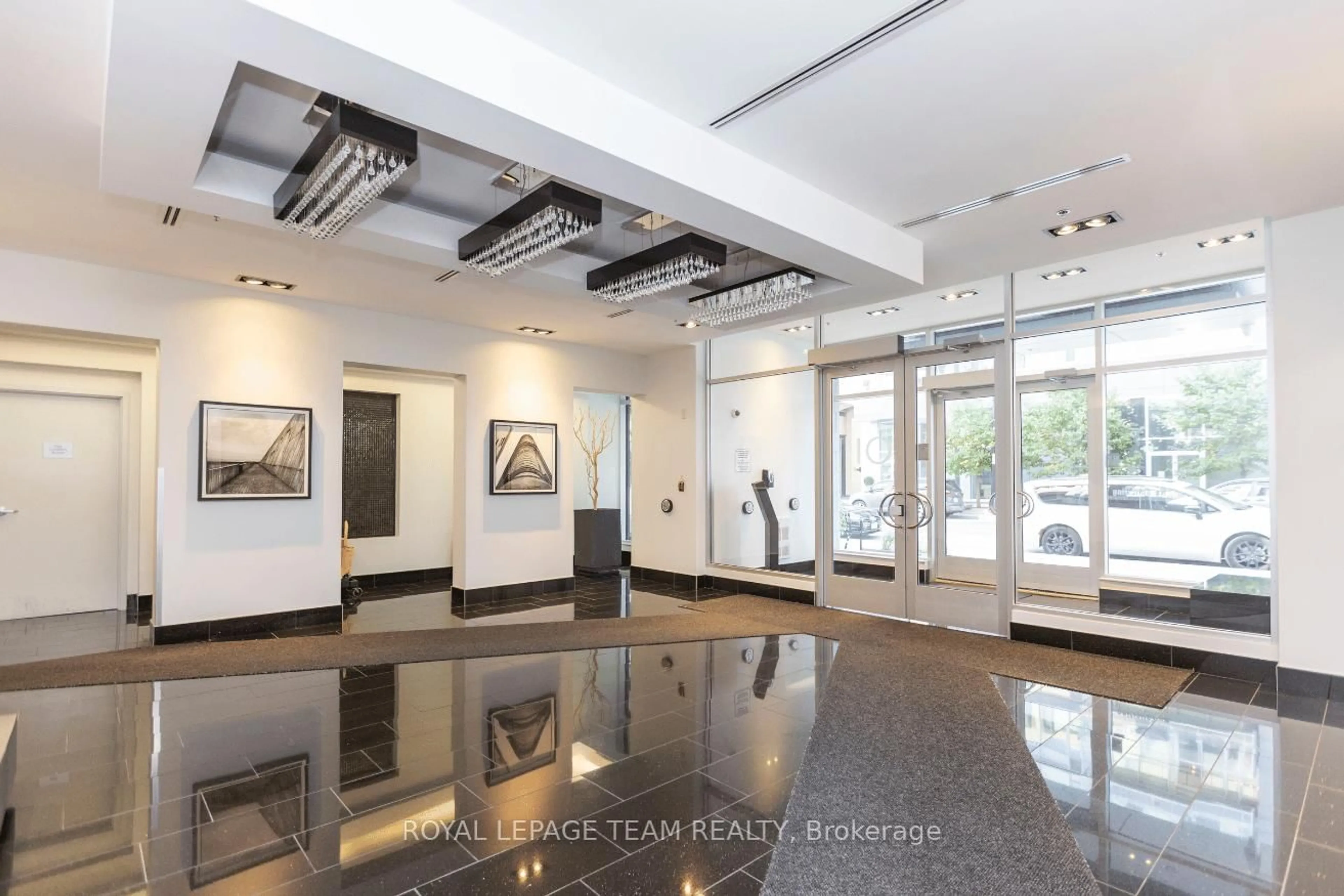 Indoor foyer for 101 Richmond Rd #515, Ottawa Ontario K1Z 0A6