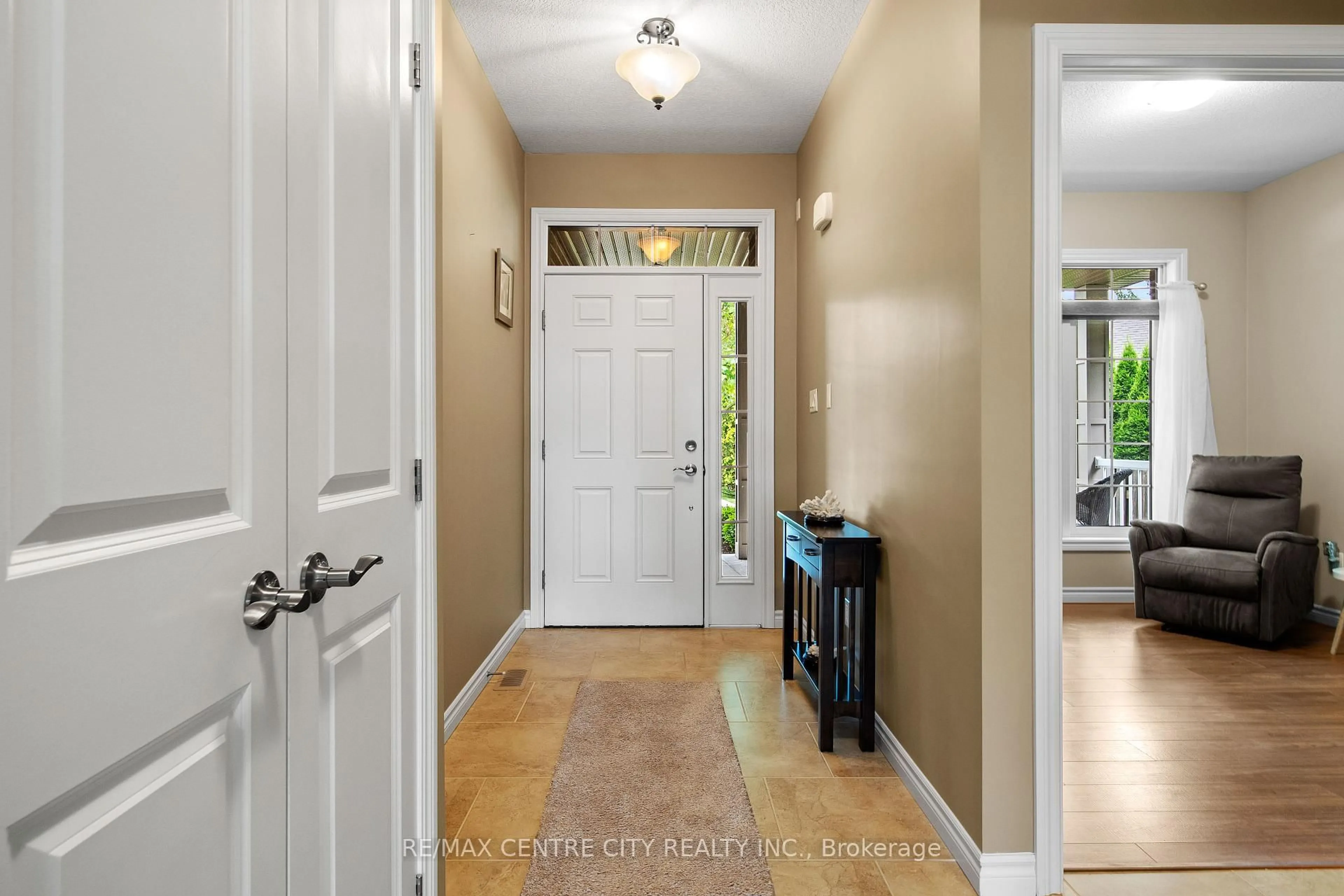 Indoor entryway for 1 VINEDEN Dr #12, Central Elgin Ontario N5P 0E1
