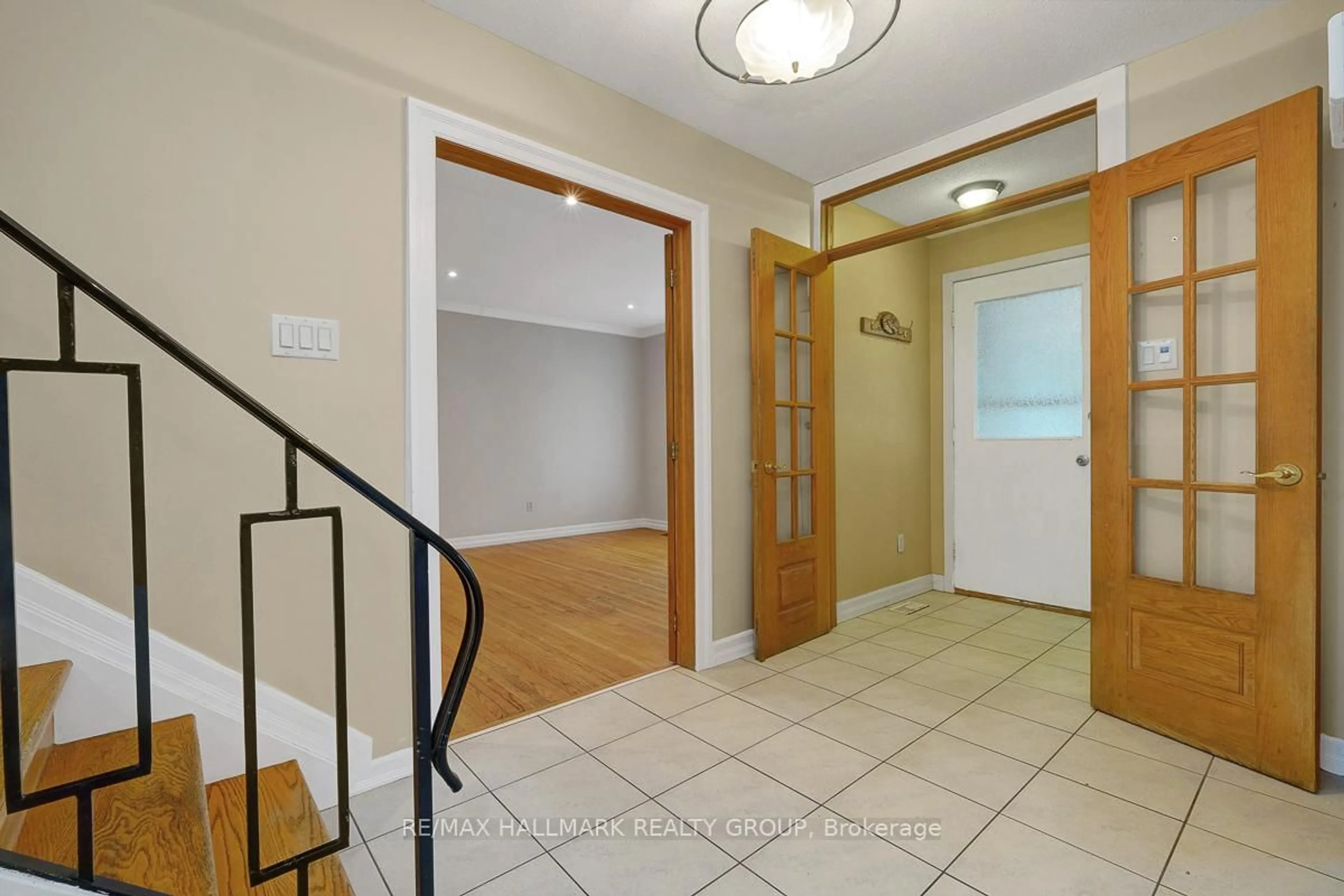 Unknown for 2149 Hubbard Cres, Ottawa Ontario K1J 6L3