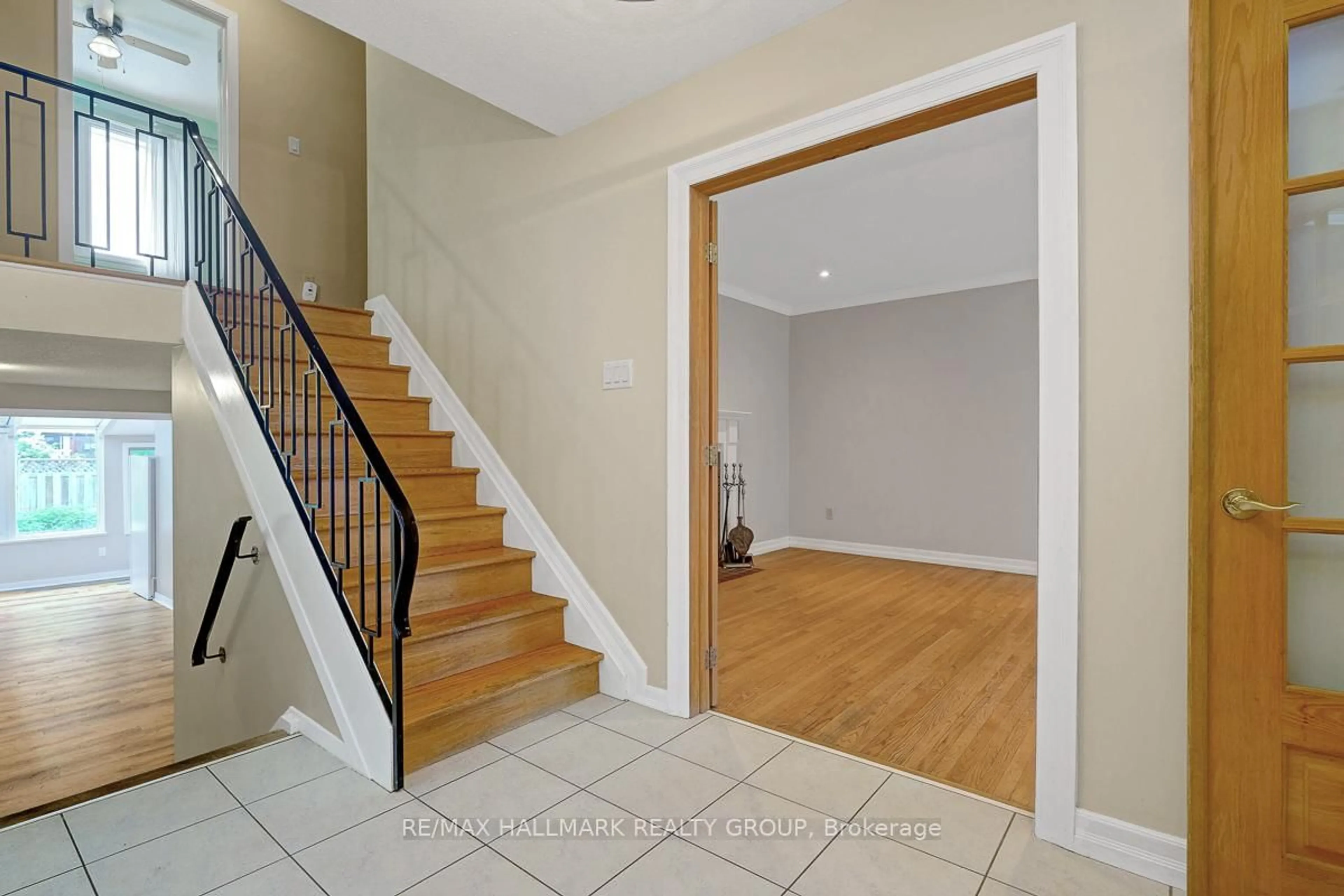 Indoor entryway for 2149 Hubbard Cres, Ottawa Ontario K1J 6L3