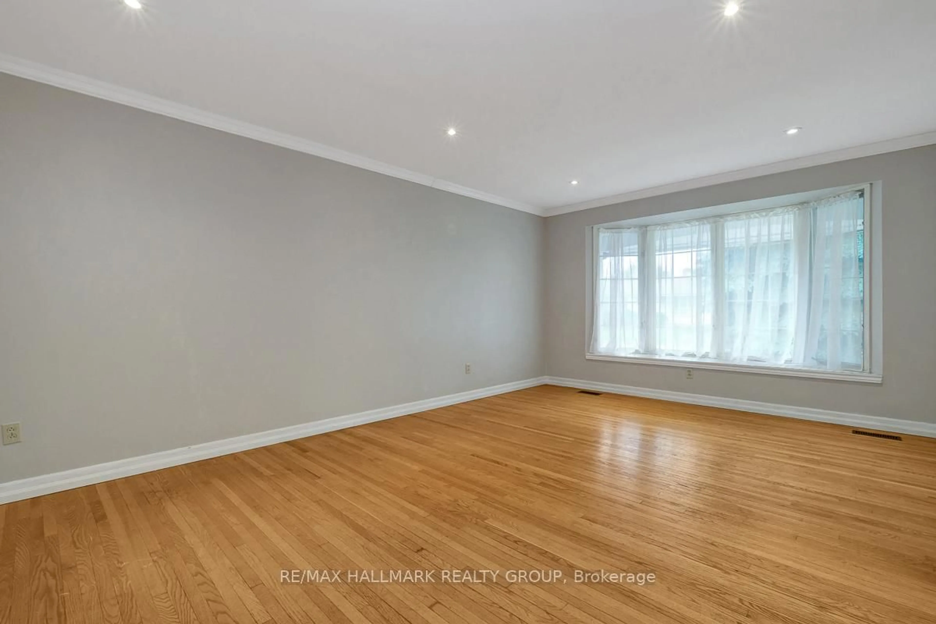 A pic of a room for 2149 Hubbard Cres, Ottawa Ontario K1J 6L3