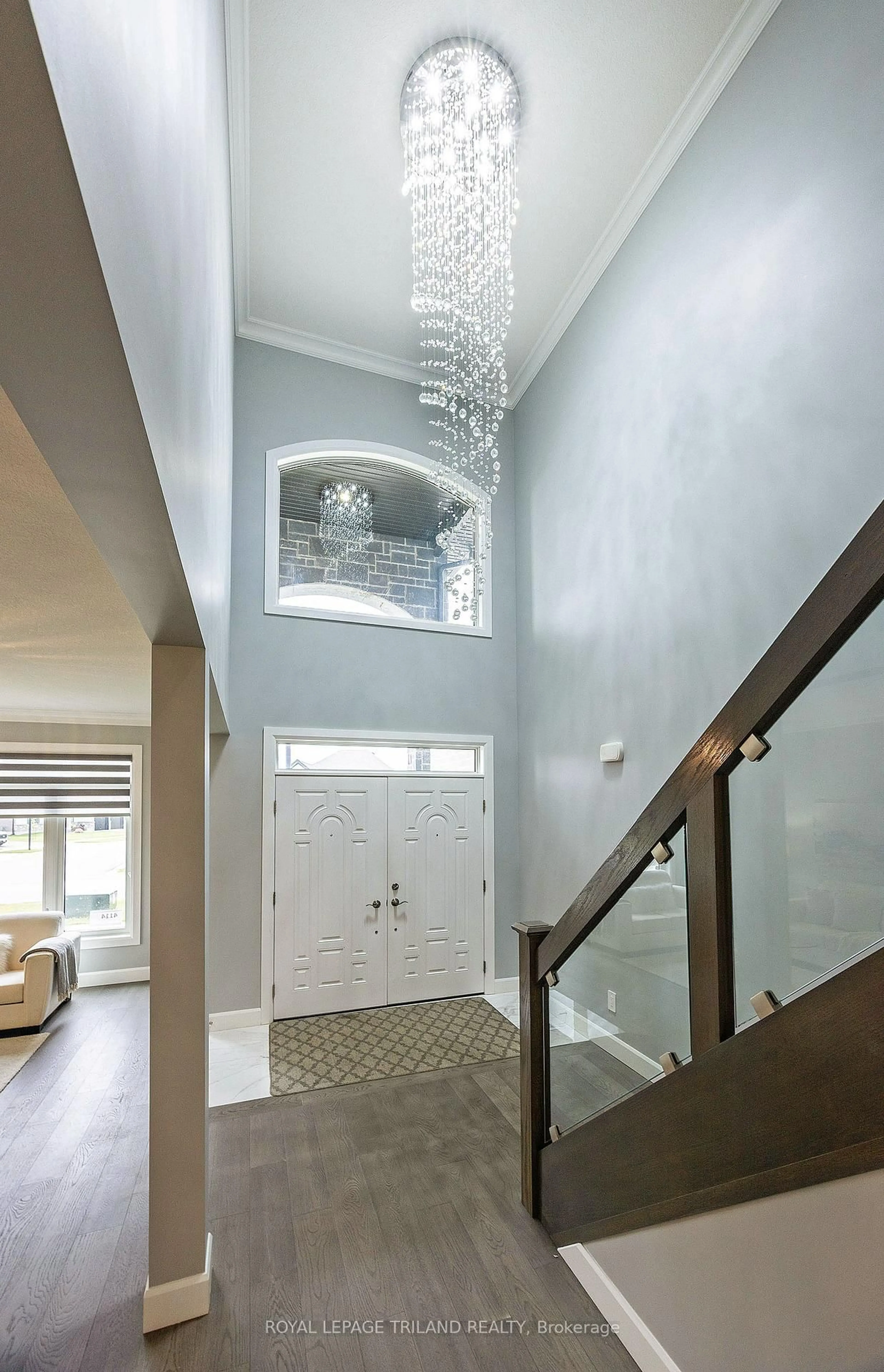 Indoor foyer for 4114 CAMPBELL St, London South Ontario N6P 0H5