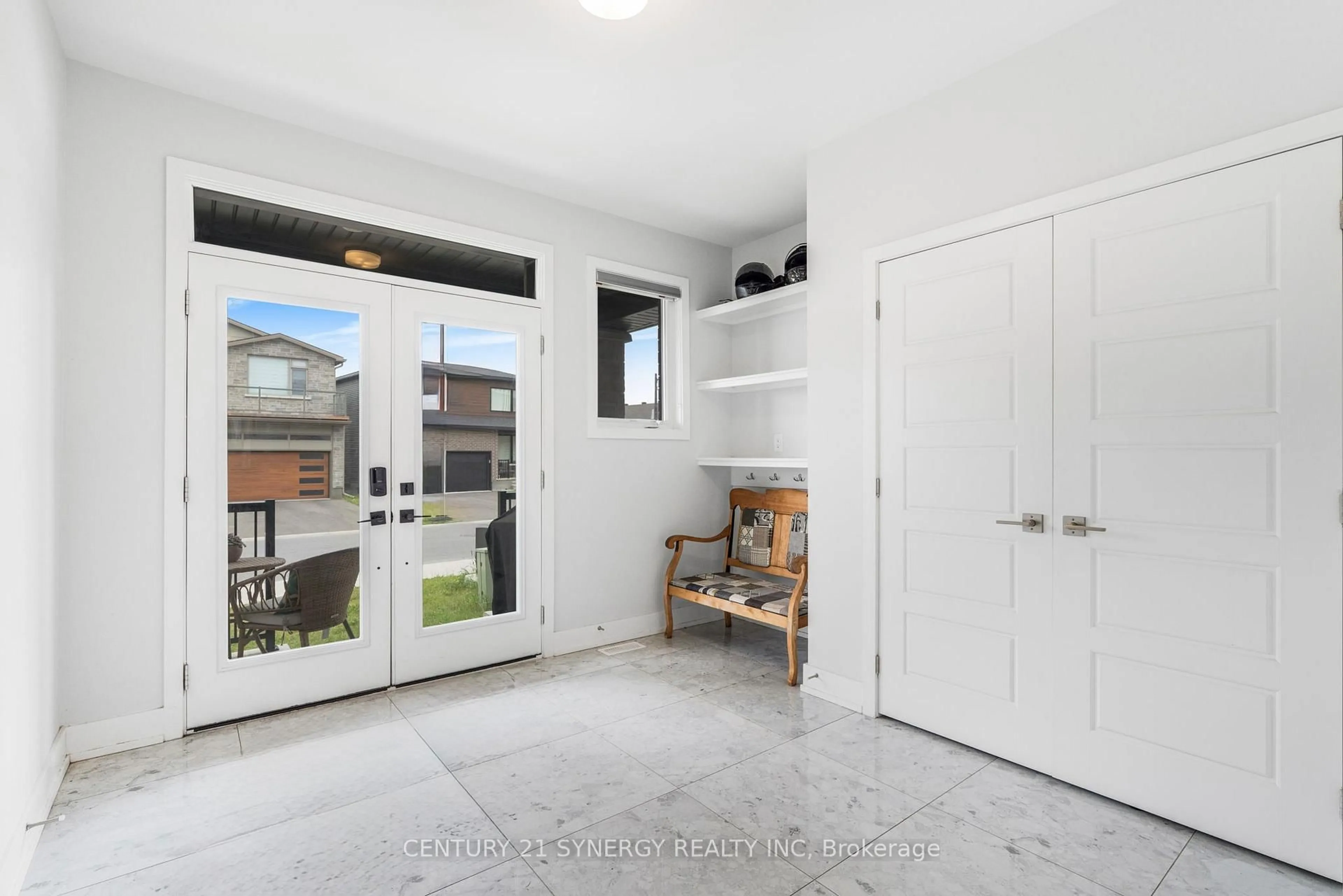 Indoor entryway for 814 Crossgate St, Ottawa Ontario K2J 7E3