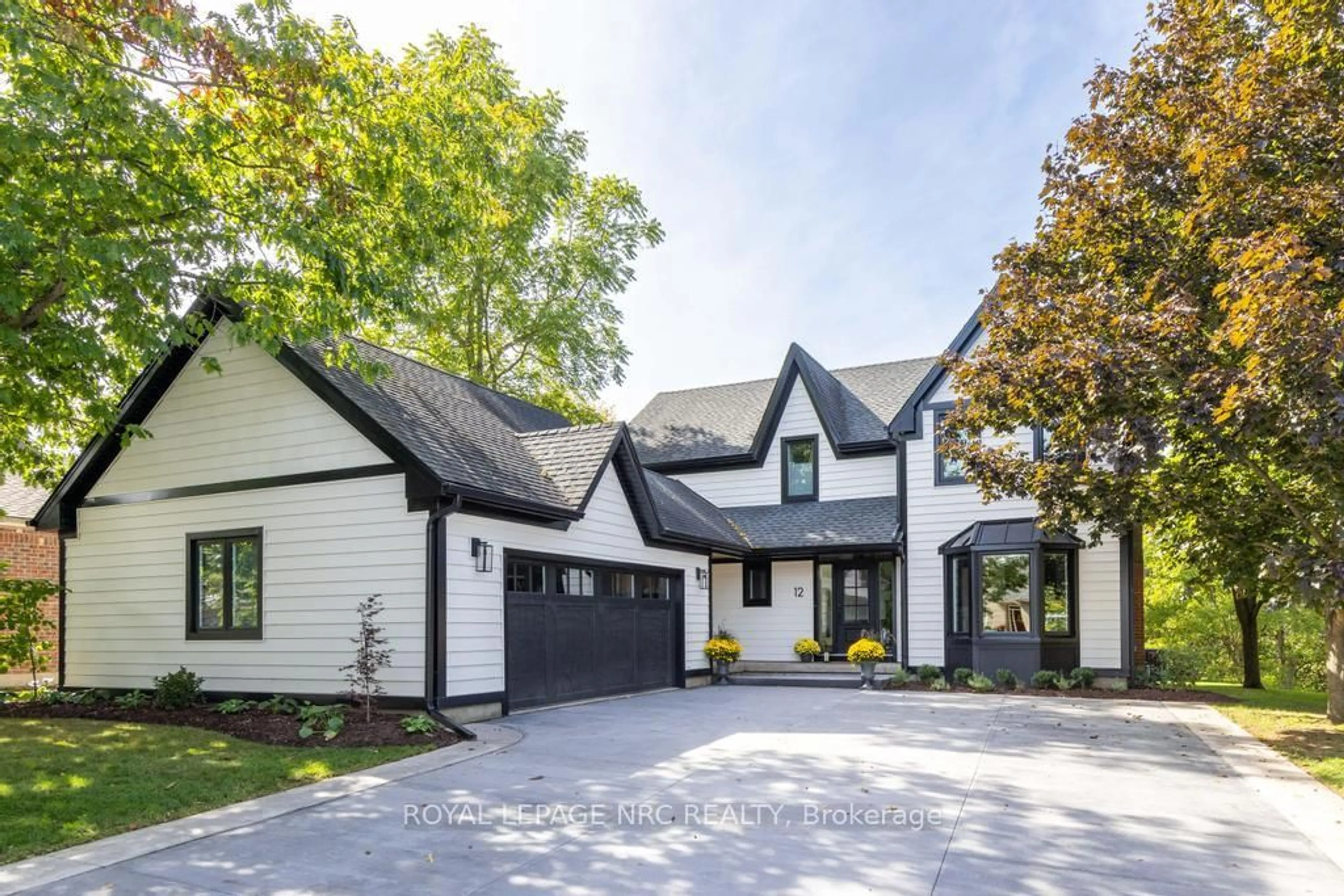 Home with vinyl exterior material, street for 12 Scottdale Crt, Pelham Ontario L0S 1E3