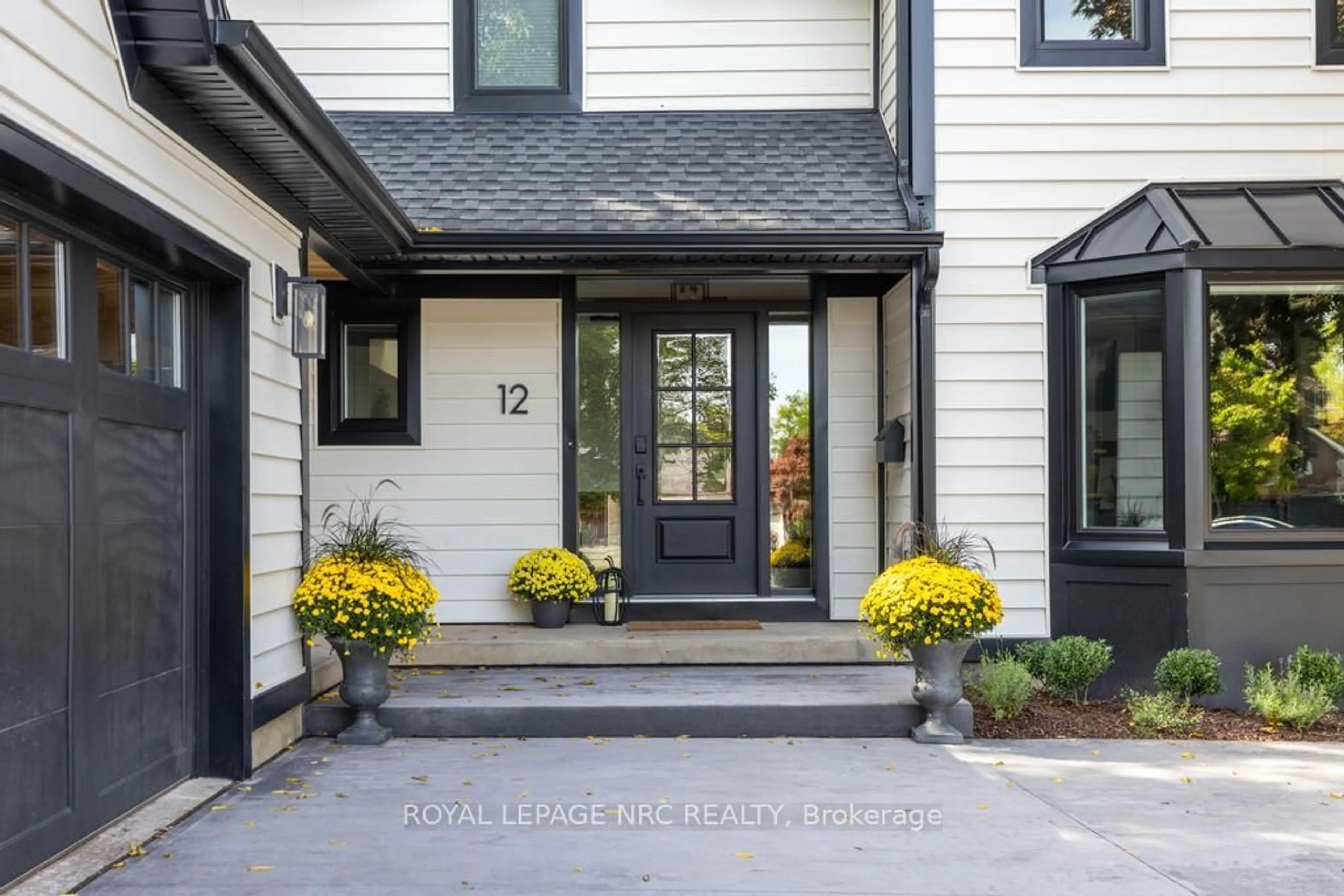 Indoor entryway for 12 Scottdale Crt, Pelham Ontario L0S 1E3