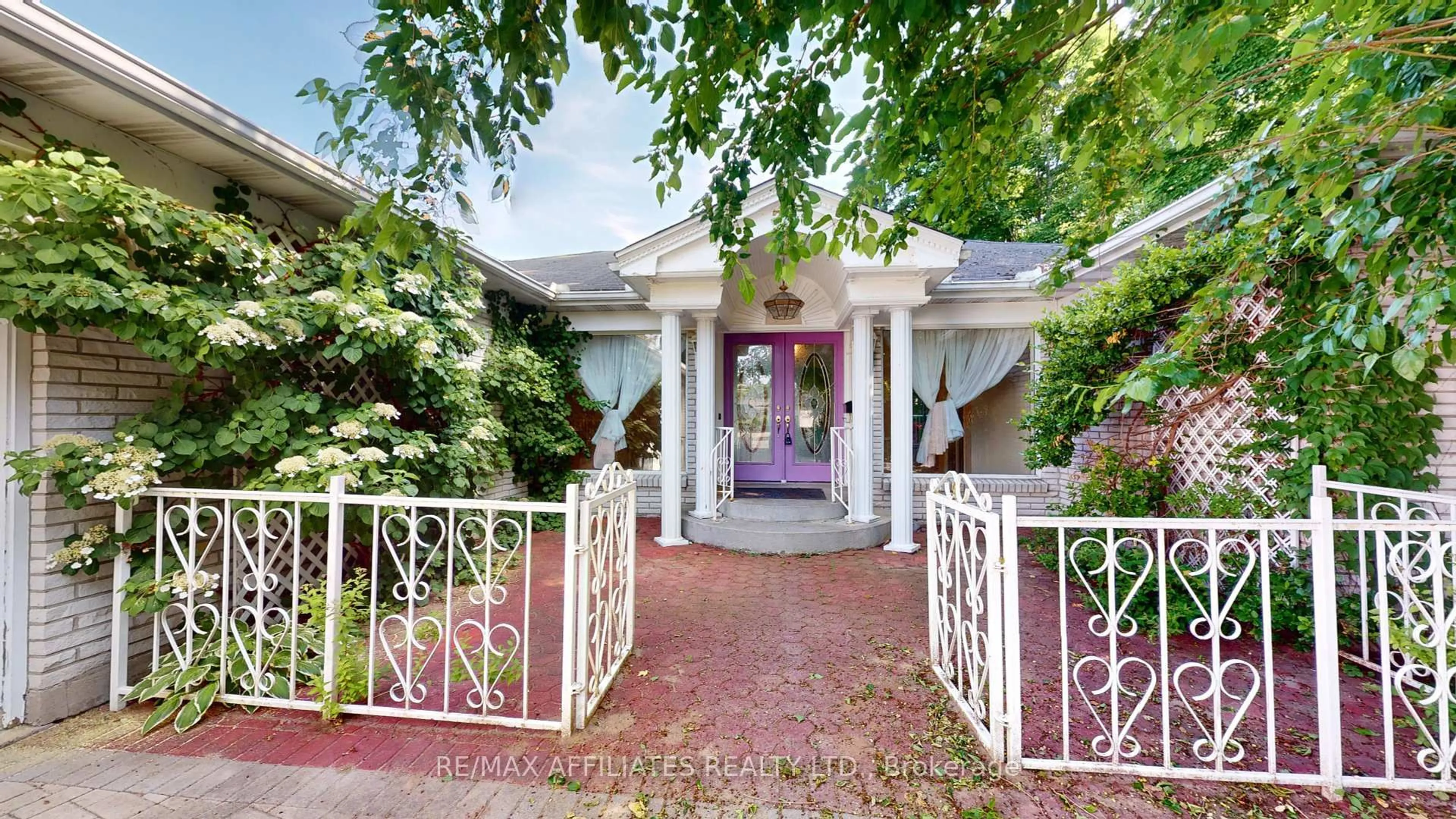 Indoor foyer for 31 Pineview Rd, Brockville Ontario K6V 6K3