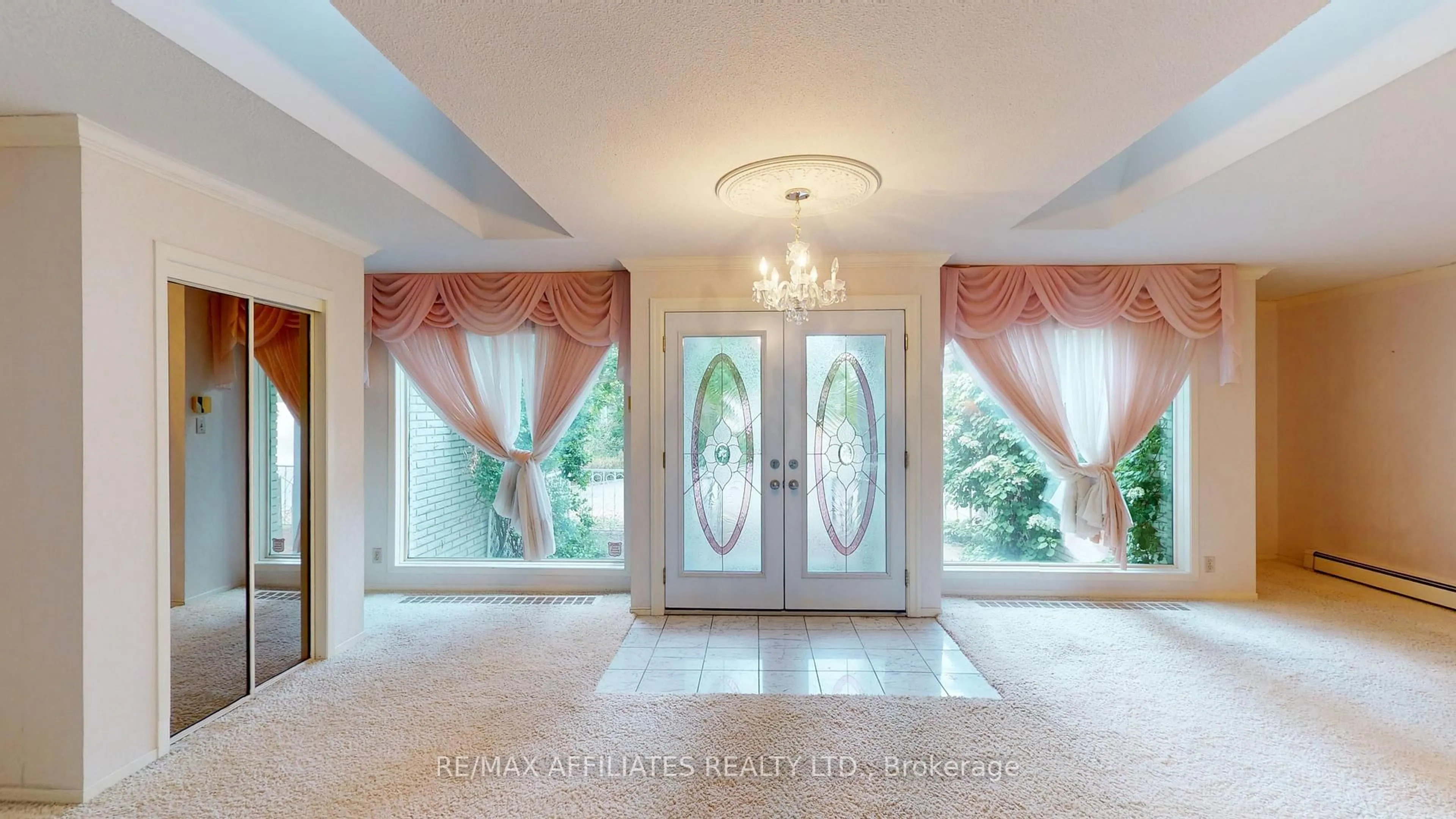 Indoor foyer for 31 Pineview Rd, Brockville Ontario K6V 6K3