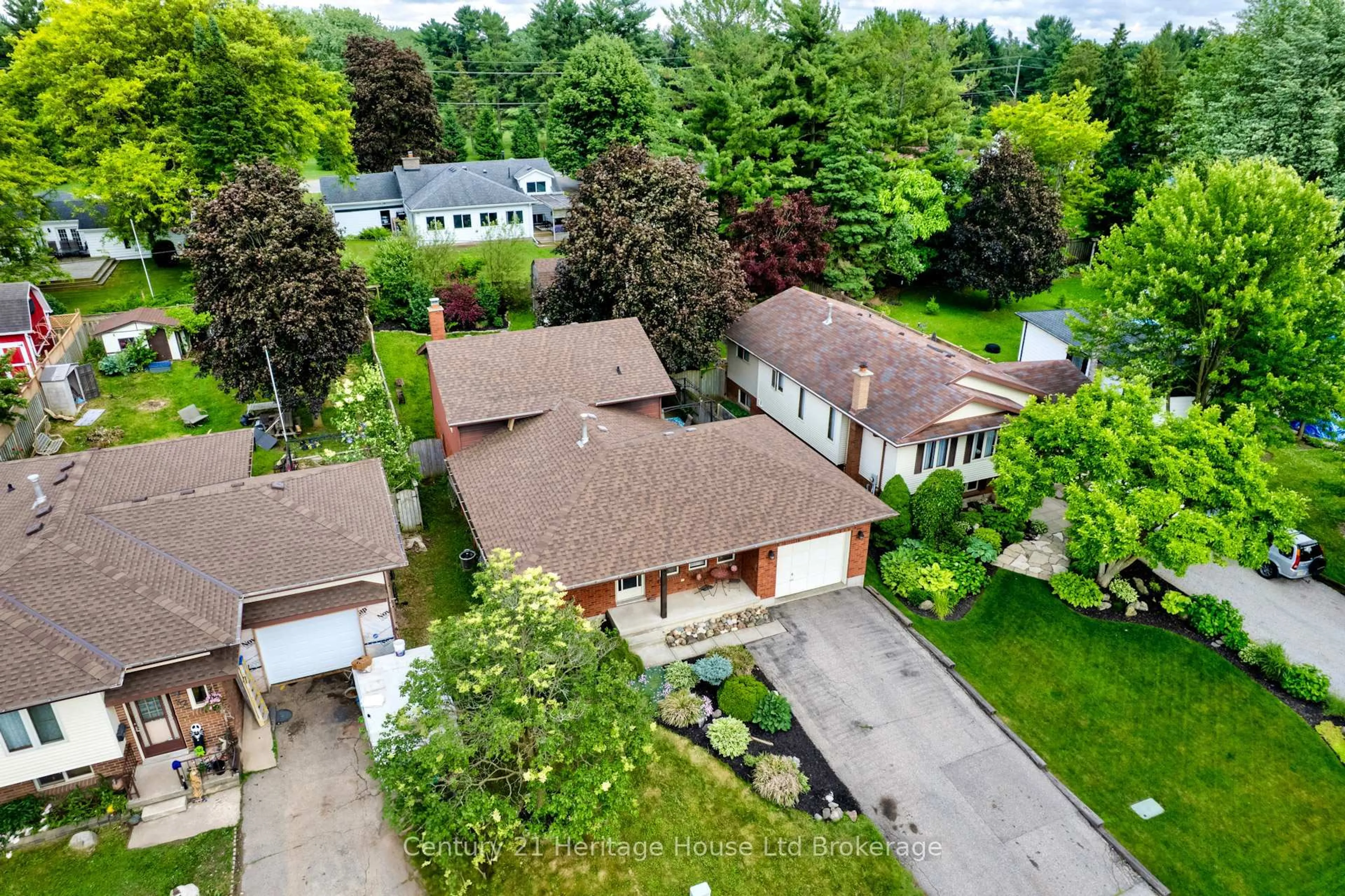 A pic from outside/outdoor area/front of a property/back of a property/a pic from drone, street for 30 Laurel Cres, Ingersoll Ontario N5C 3S4