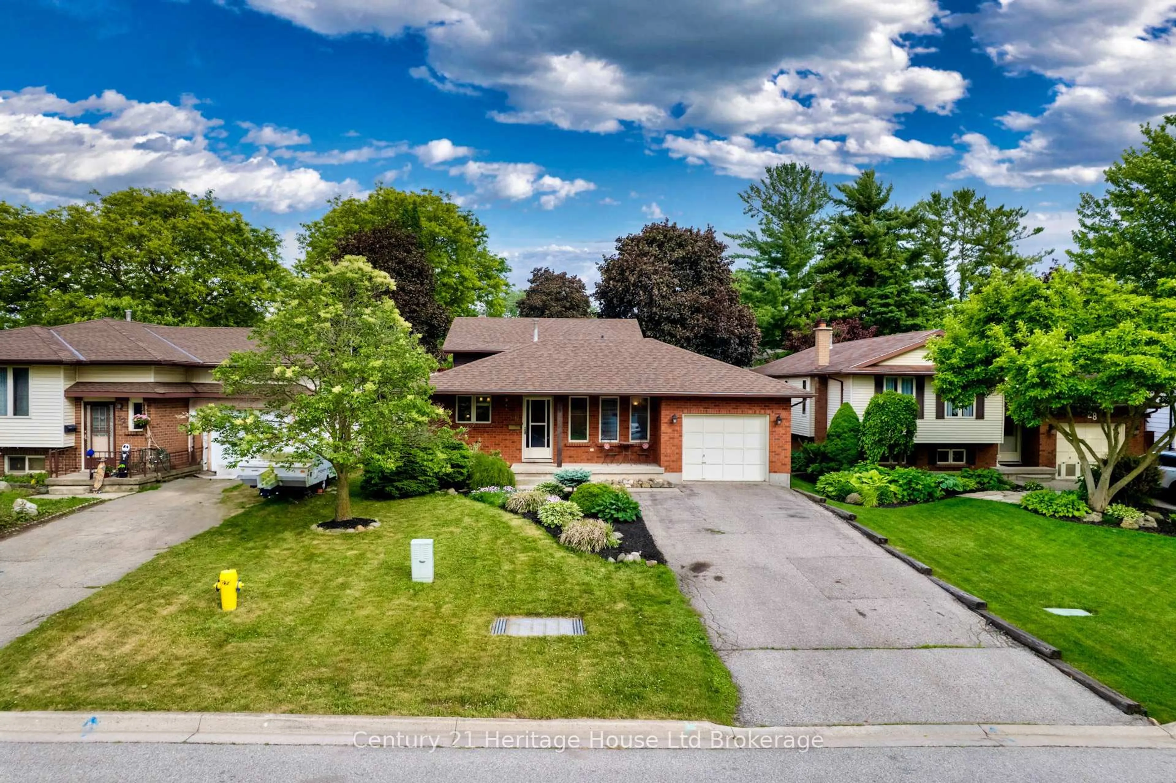 A pic from outside/outdoor area/front of a property/back of a property/a pic from drone, street for 30 Laurel Cres, Ingersoll Ontario N5C 3S4
