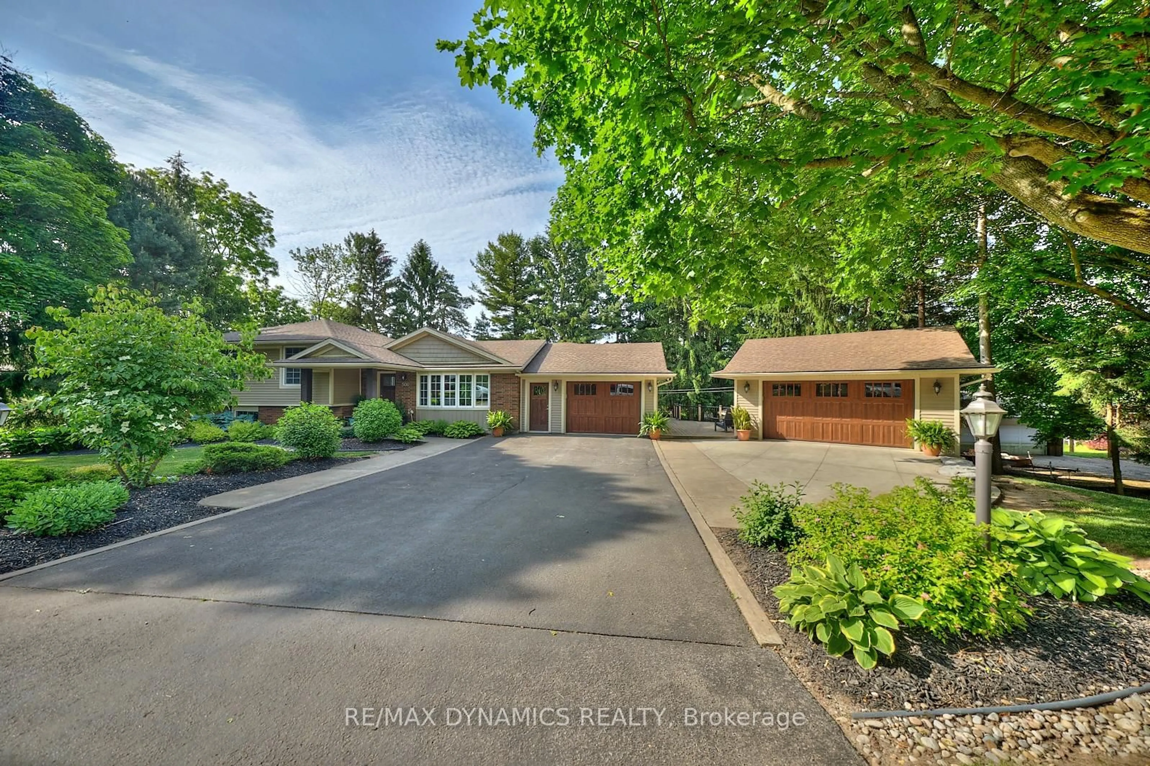 A pic from outside/outdoor area/front of a property/back of a property/a pic from drone, street for 506 Memorial Dr, Pelham Ontario L0S 1C0