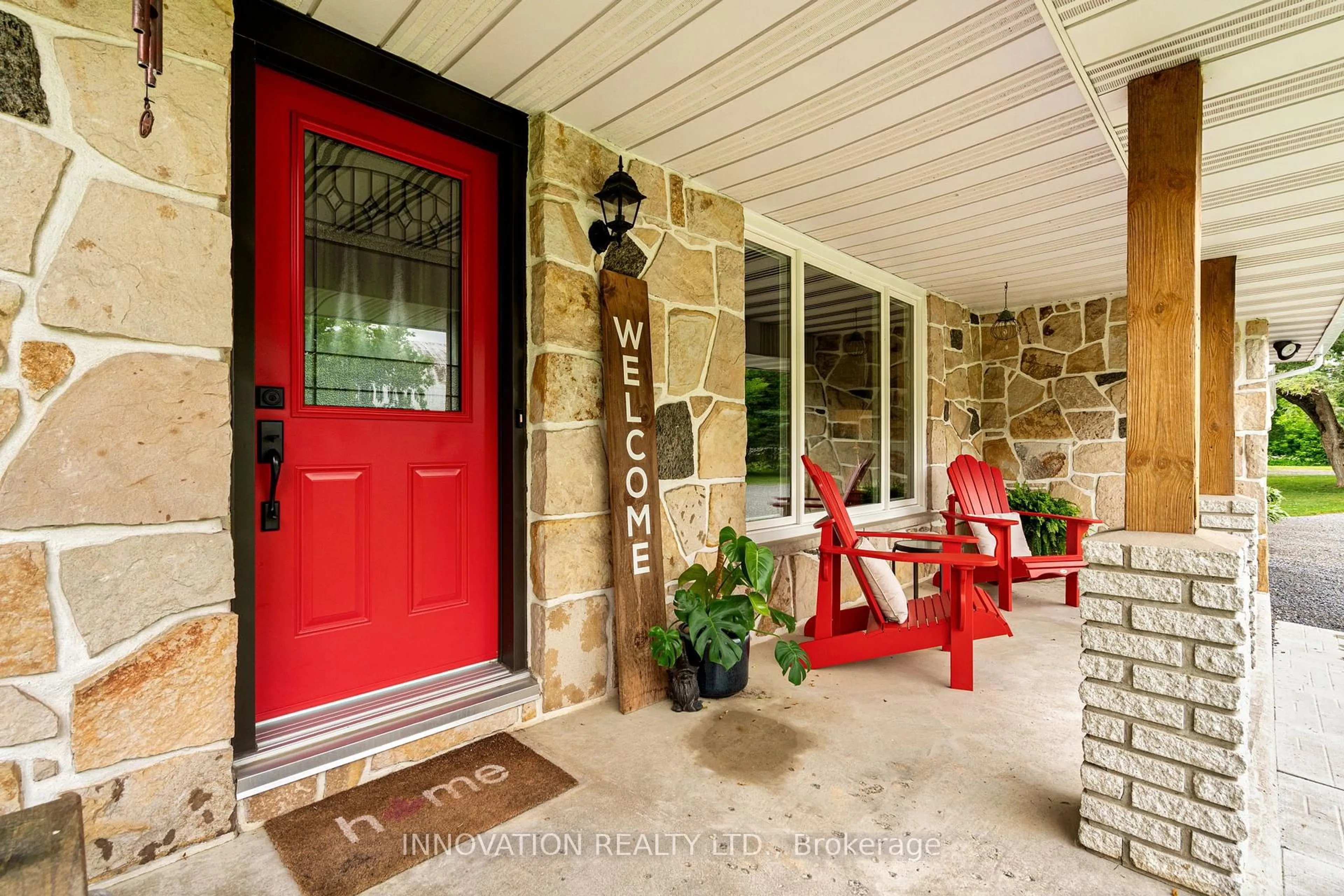 Indoor entryway for 1424 Notre Dame St, Russell Ontario K0A 1W0