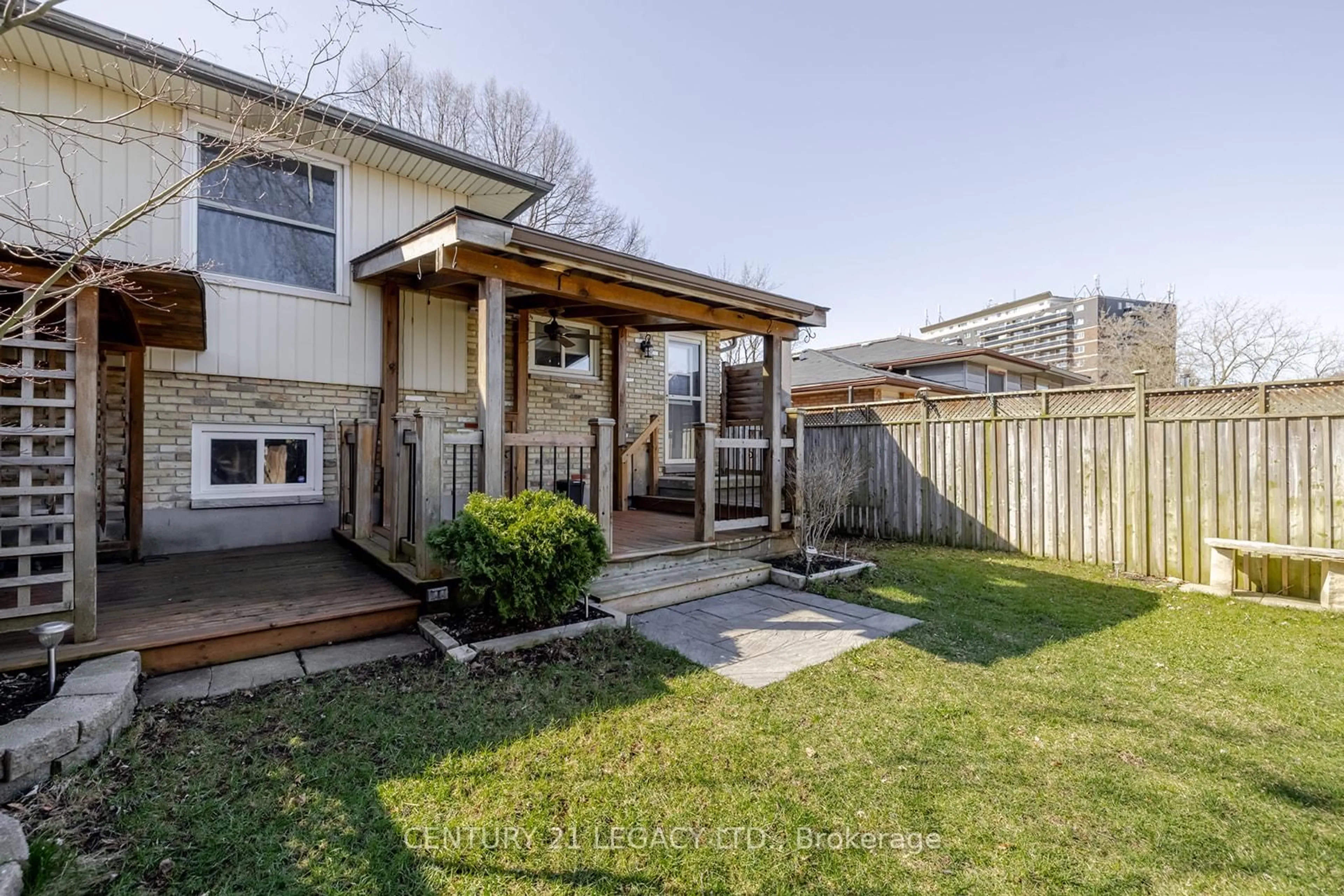 Patio, street for 971 Eagle Cres, London South Ontario N5Z 4K5