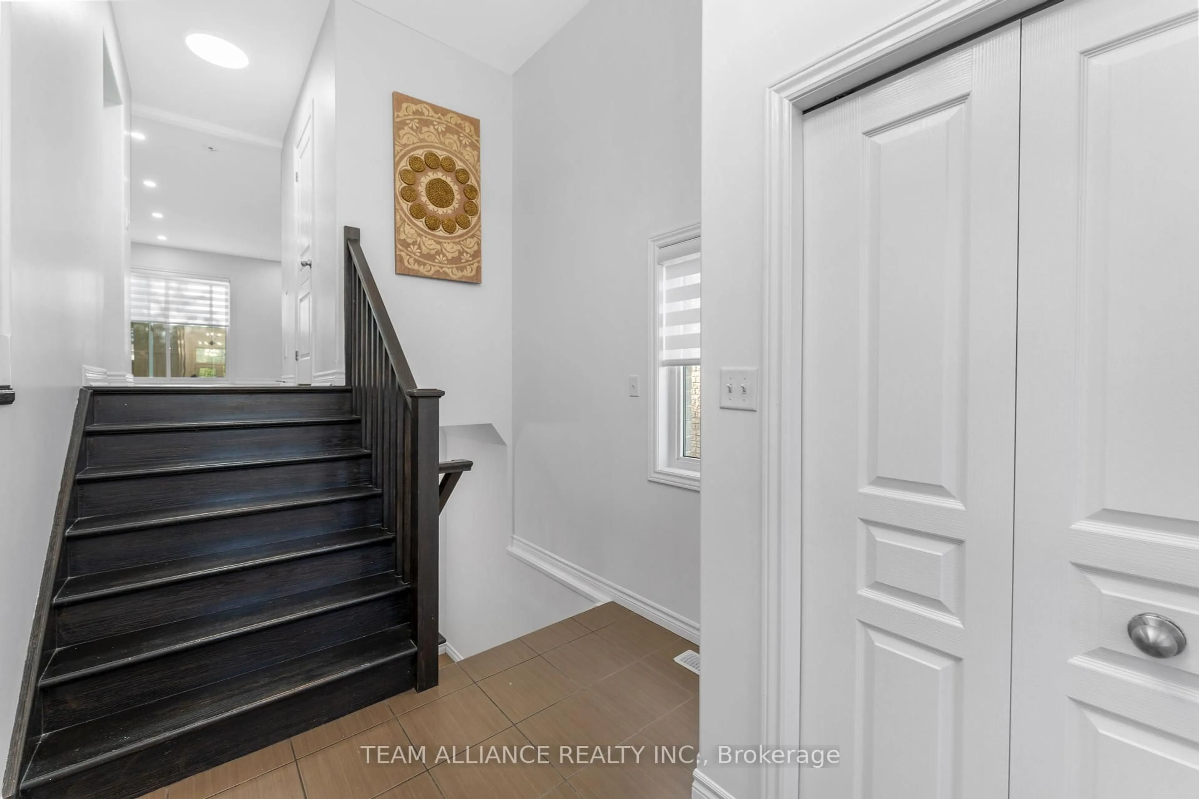 Indoor entryway for 146 Newcastle Dr, Kitchener Ontario N2R 1W4