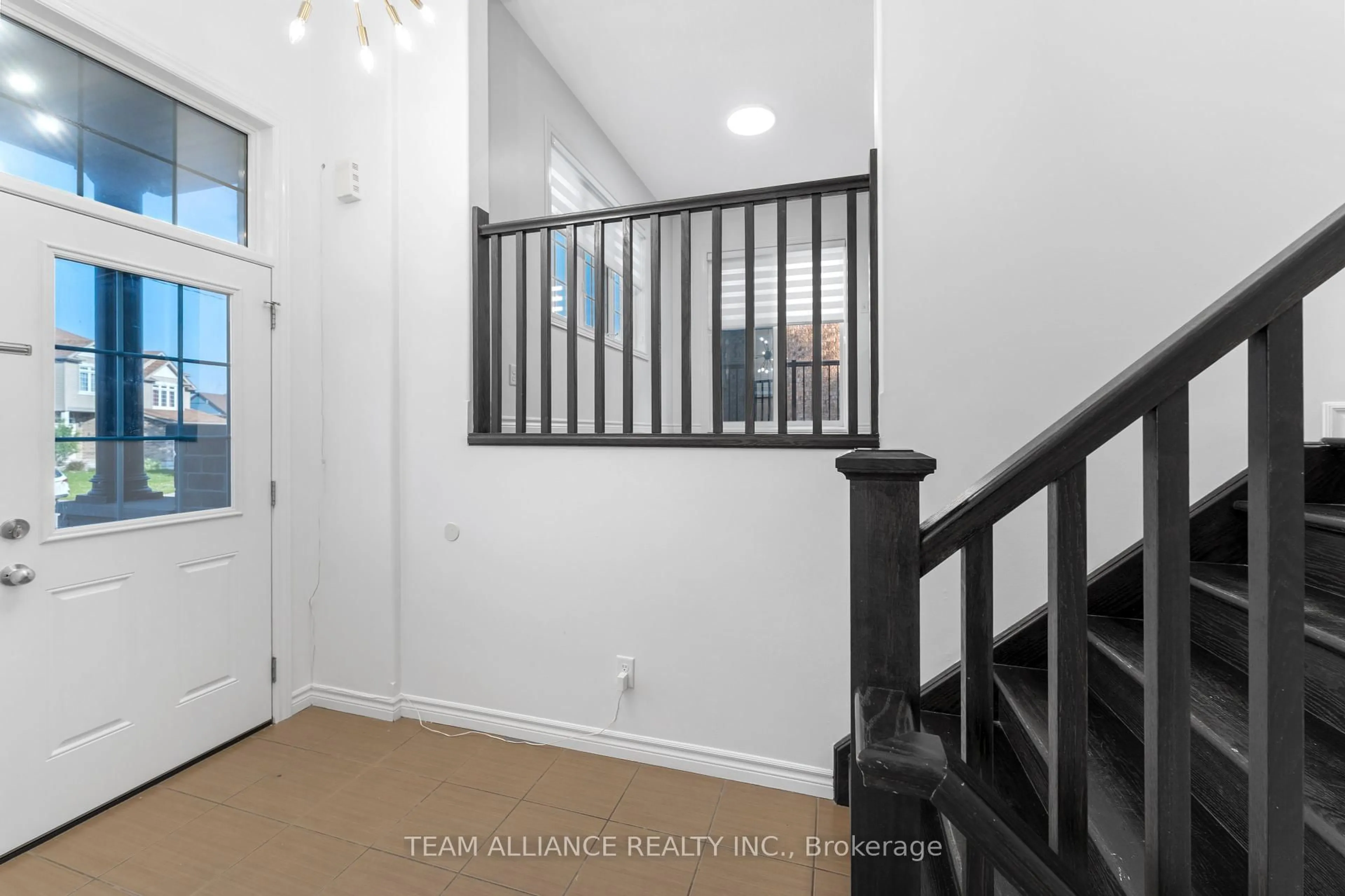 Indoor entryway for 146 Newcastle Dr, Kitchener Ontario N2R 1W4