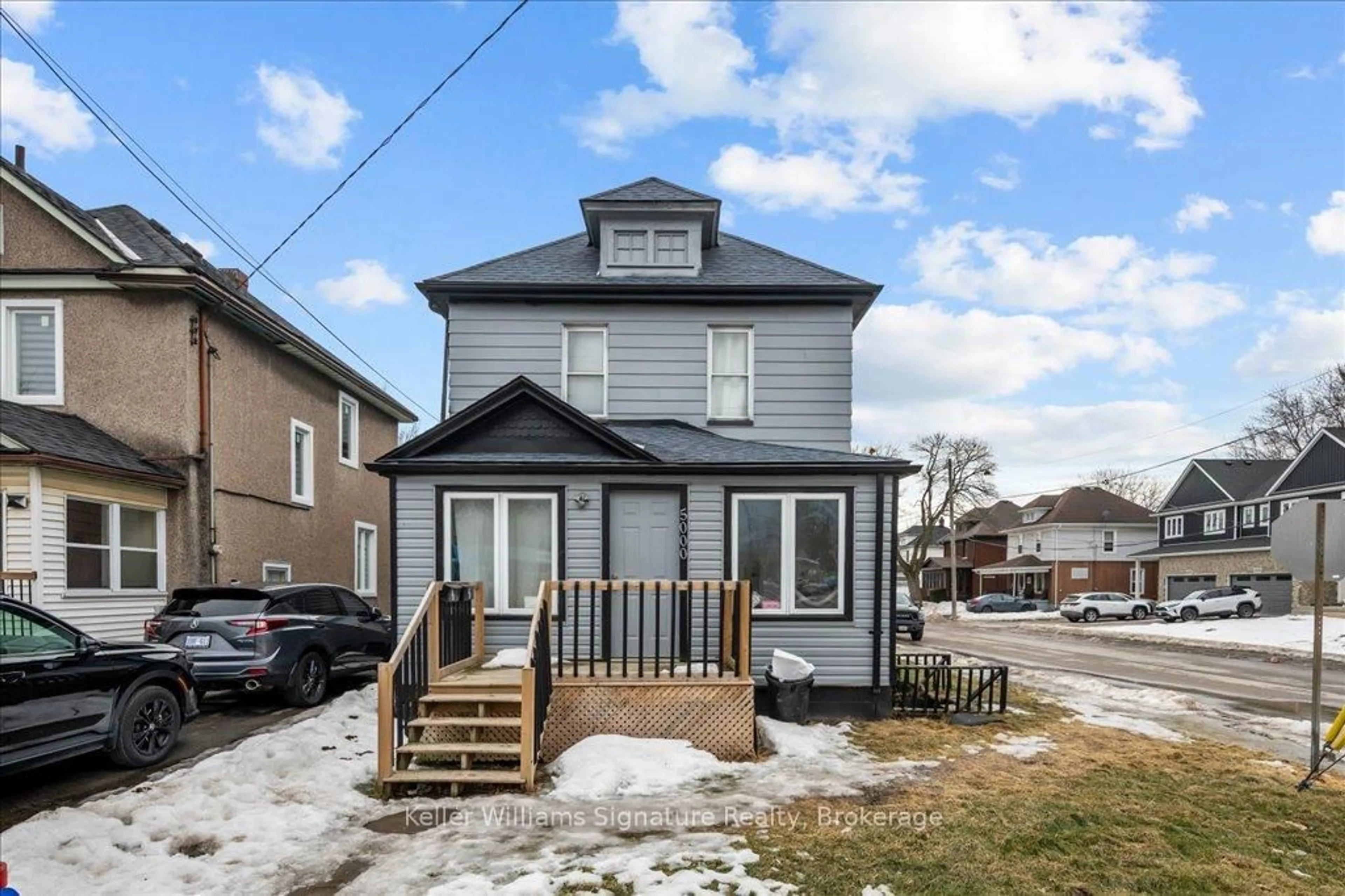 A pic from outside/outdoor area/front of a property/back of a property/a pic from drone, street for 5000 Bridge St, Niagara Falls Ontario L2E 2S5
