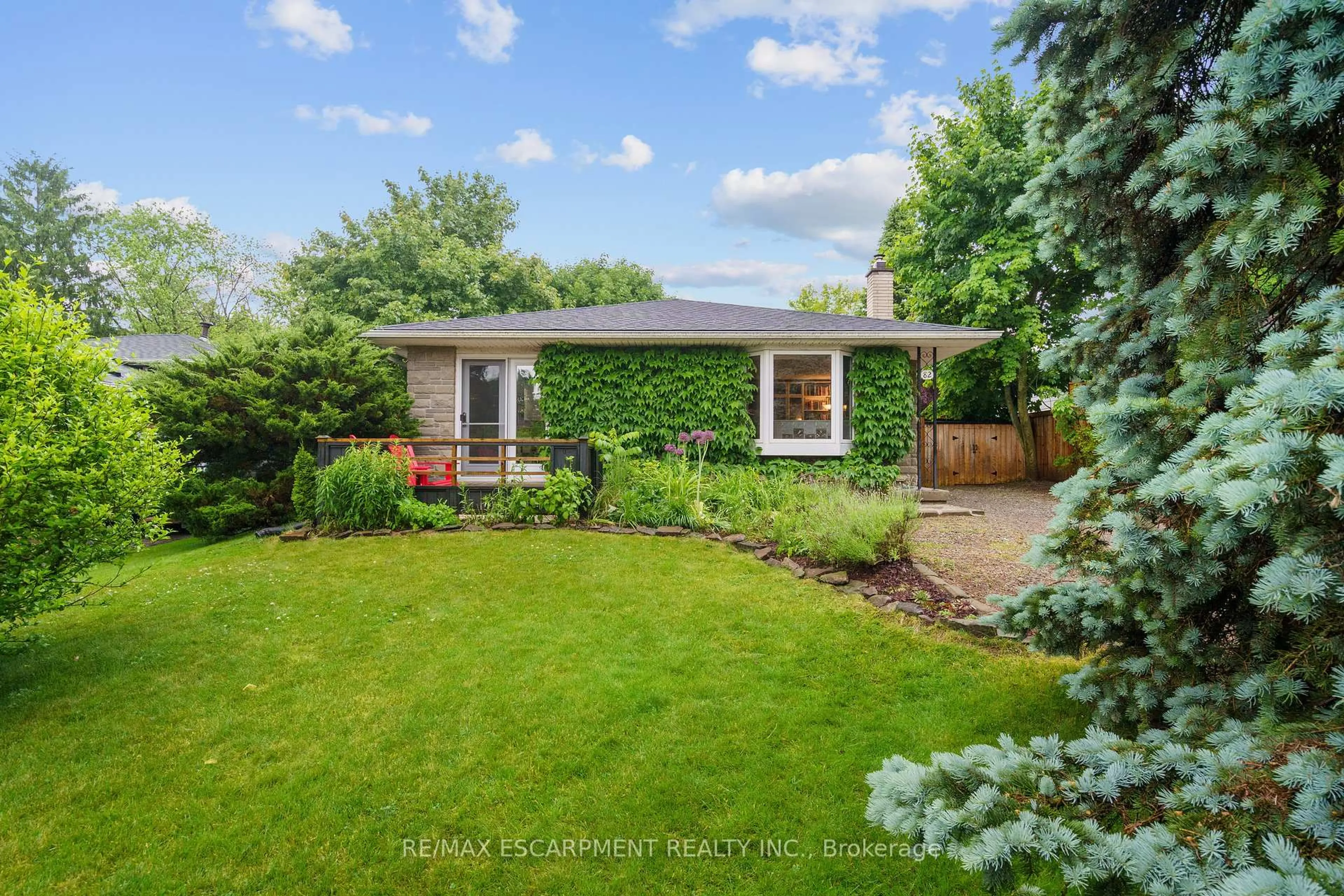 A pic from outside/outdoor area/front of a property/back of a property/a pic from drone, street for 82 Skyline Dr, Hamilton Ontario L9H 3C6