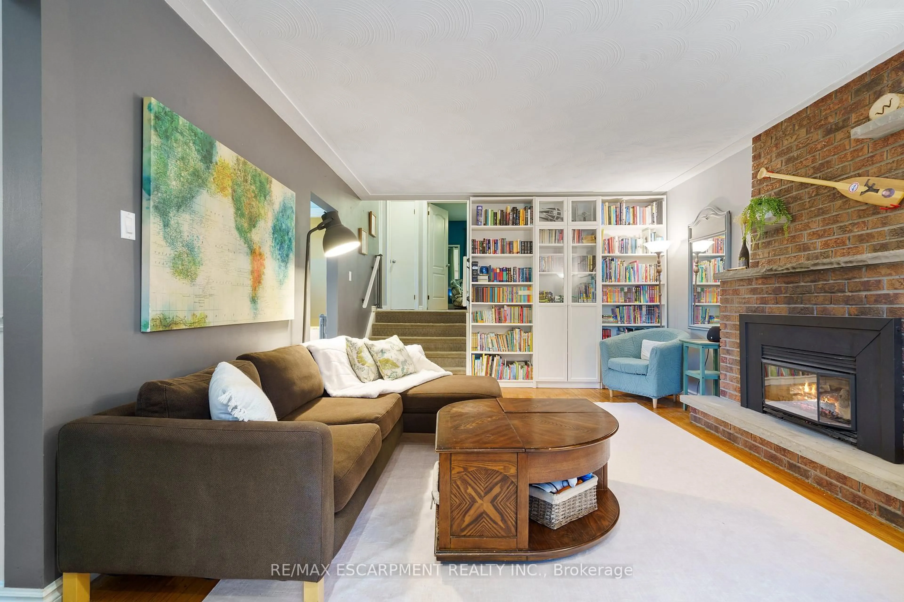 Living room with furniture, unknown for 82 Skyline Dr, Hamilton Ontario L9H 3C6