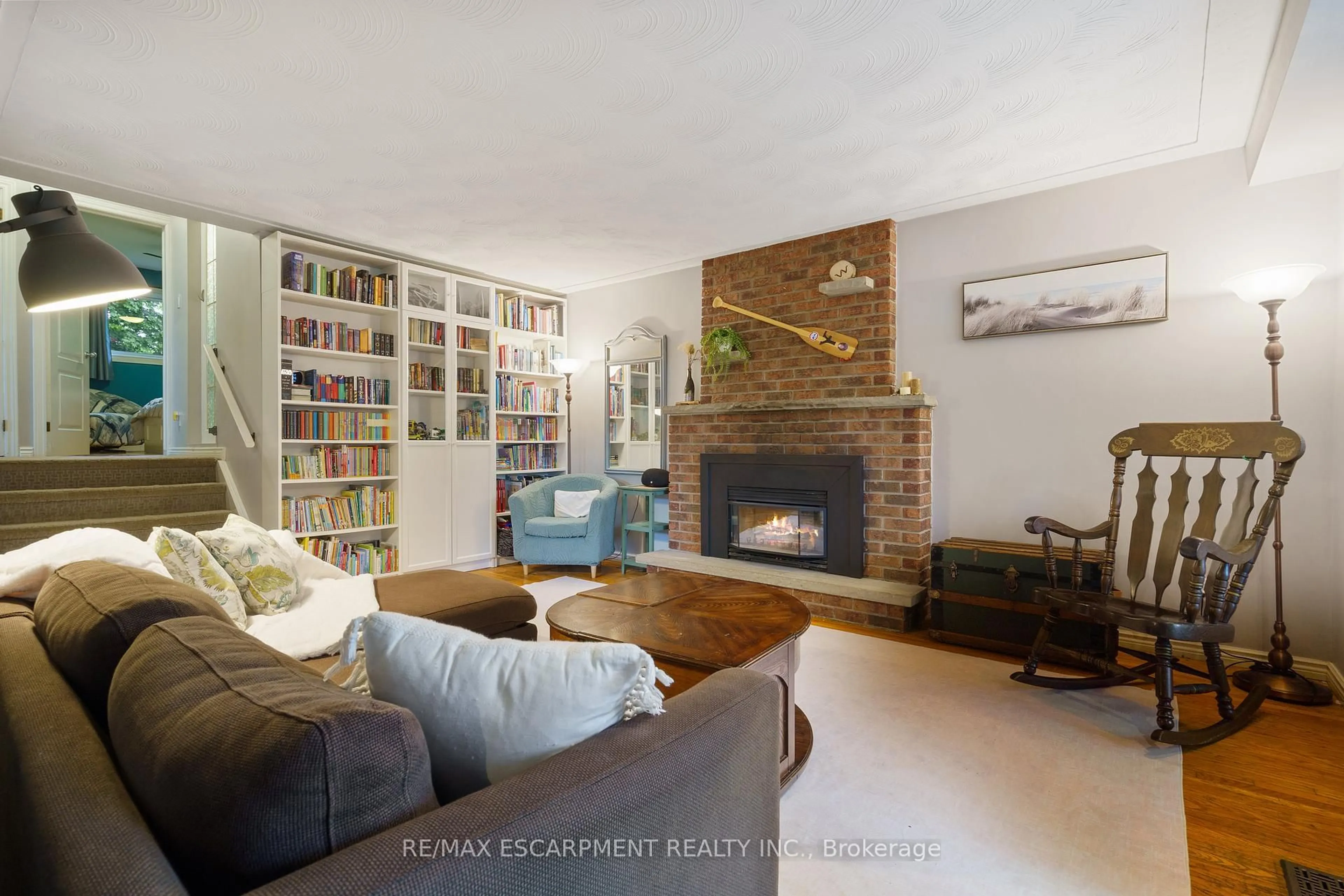 Living room with furniture, unknown for 82 Skyline Dr, Hamilton Ontario L9H 3C6