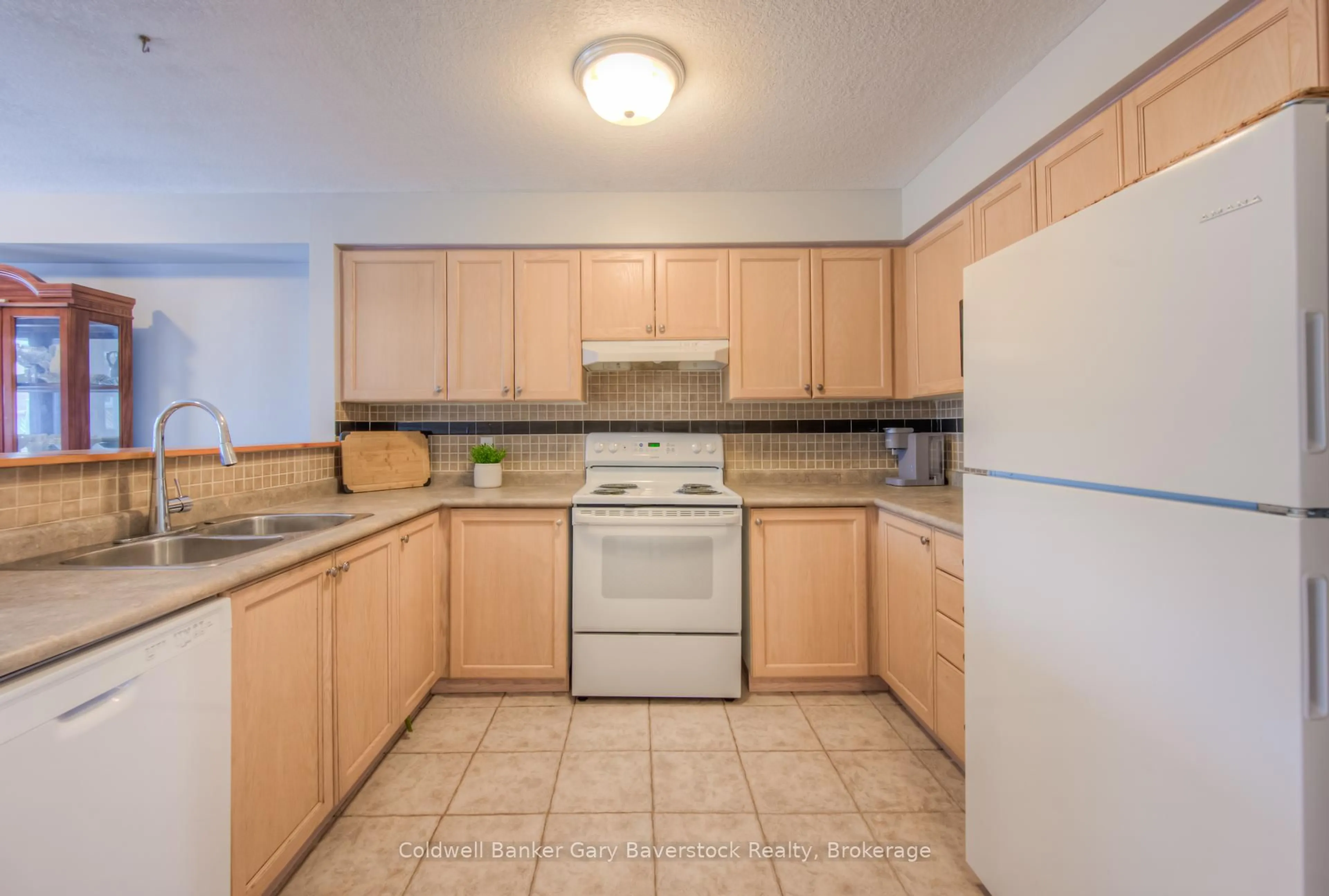 Standard kitchen, unknown for 12 Ferncliffe St, Cambridge Ontario N1T 2C8