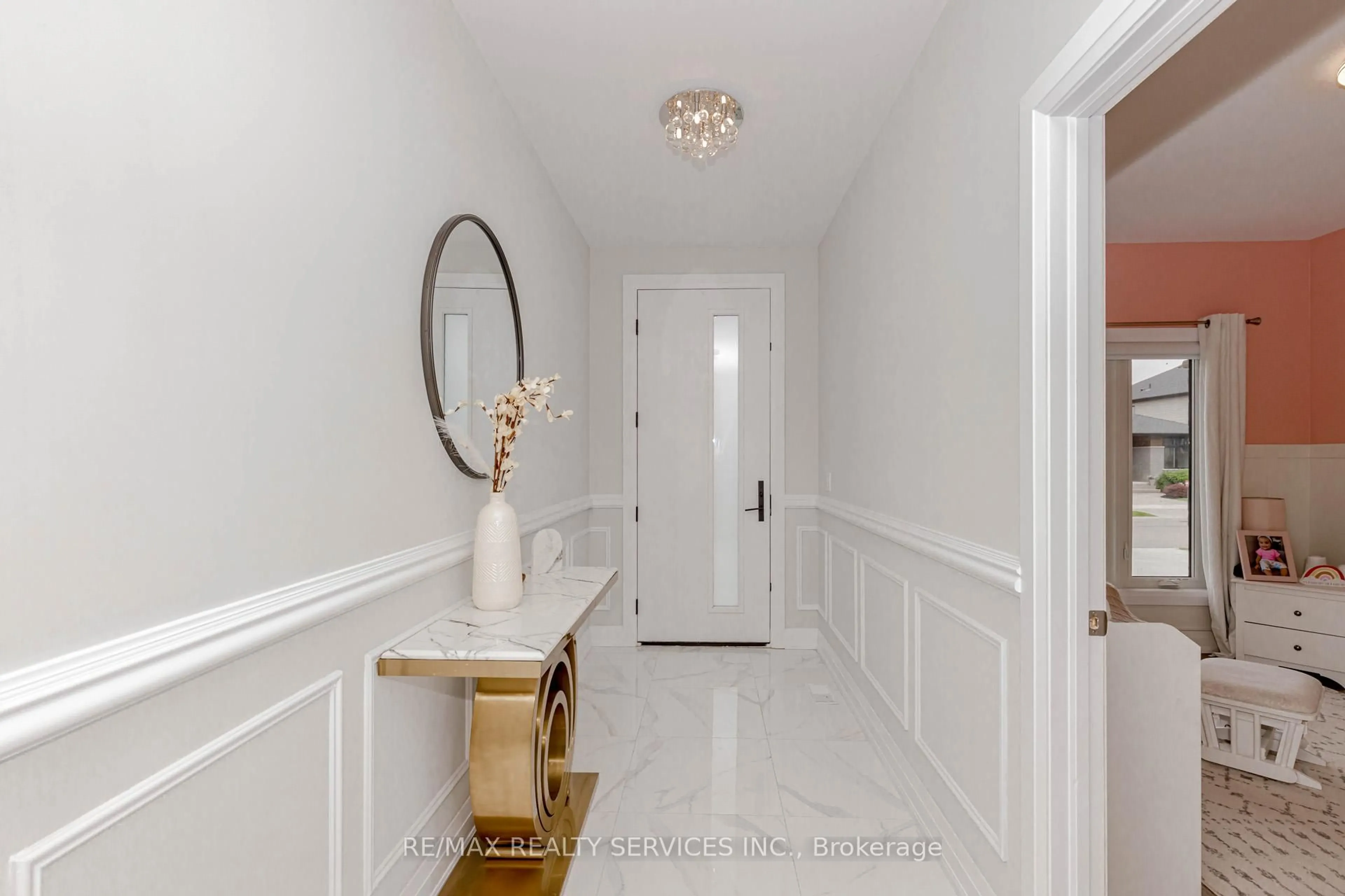Indoor entryway for 109 Kensington St, Welland Ontario L3C 0G2