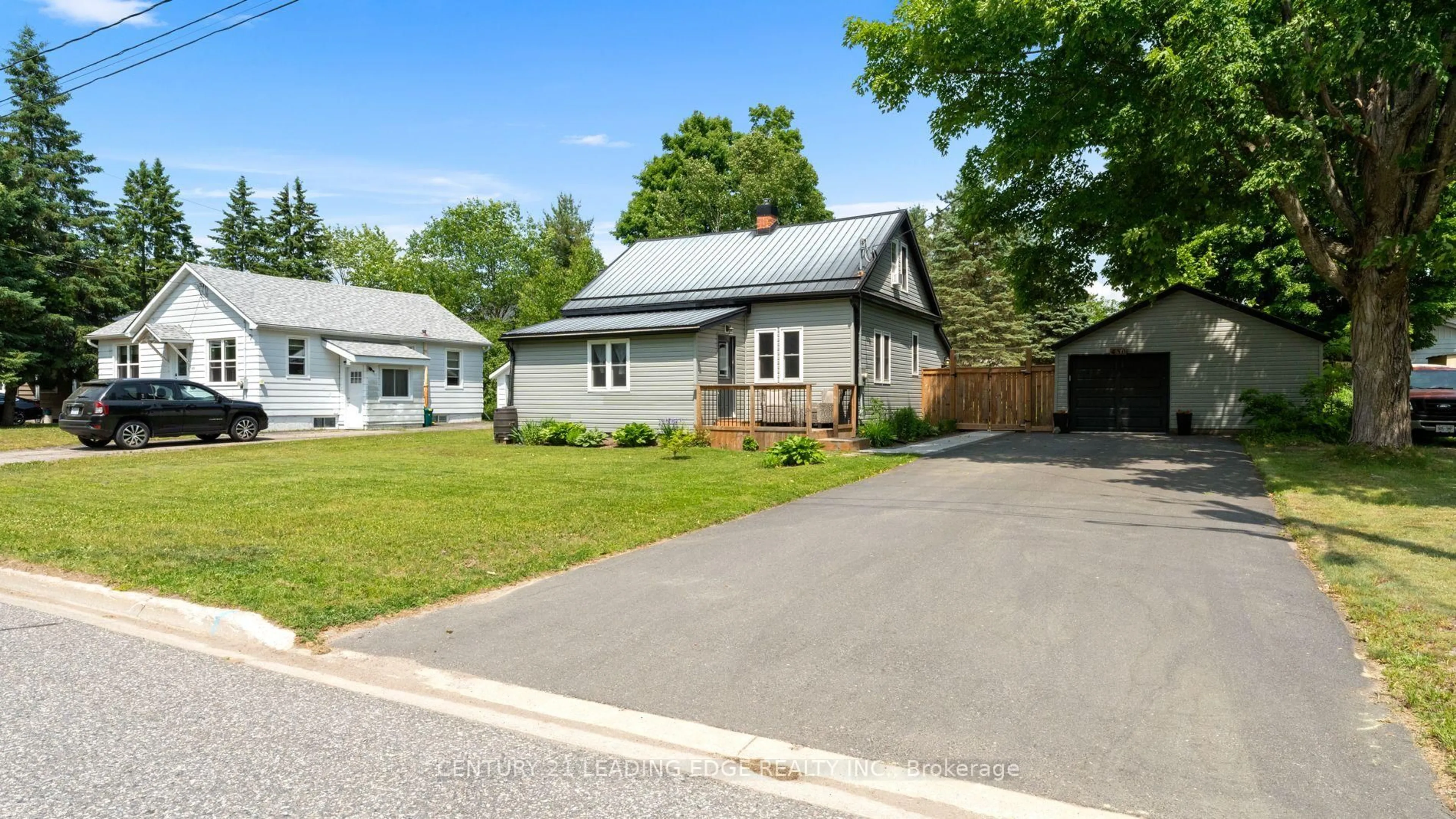 A pic from outside/outdoor area/front of a property/back of a property/a pic from drone, street for 450 Mary St, Gravenhurst Ontario P1P 1G1