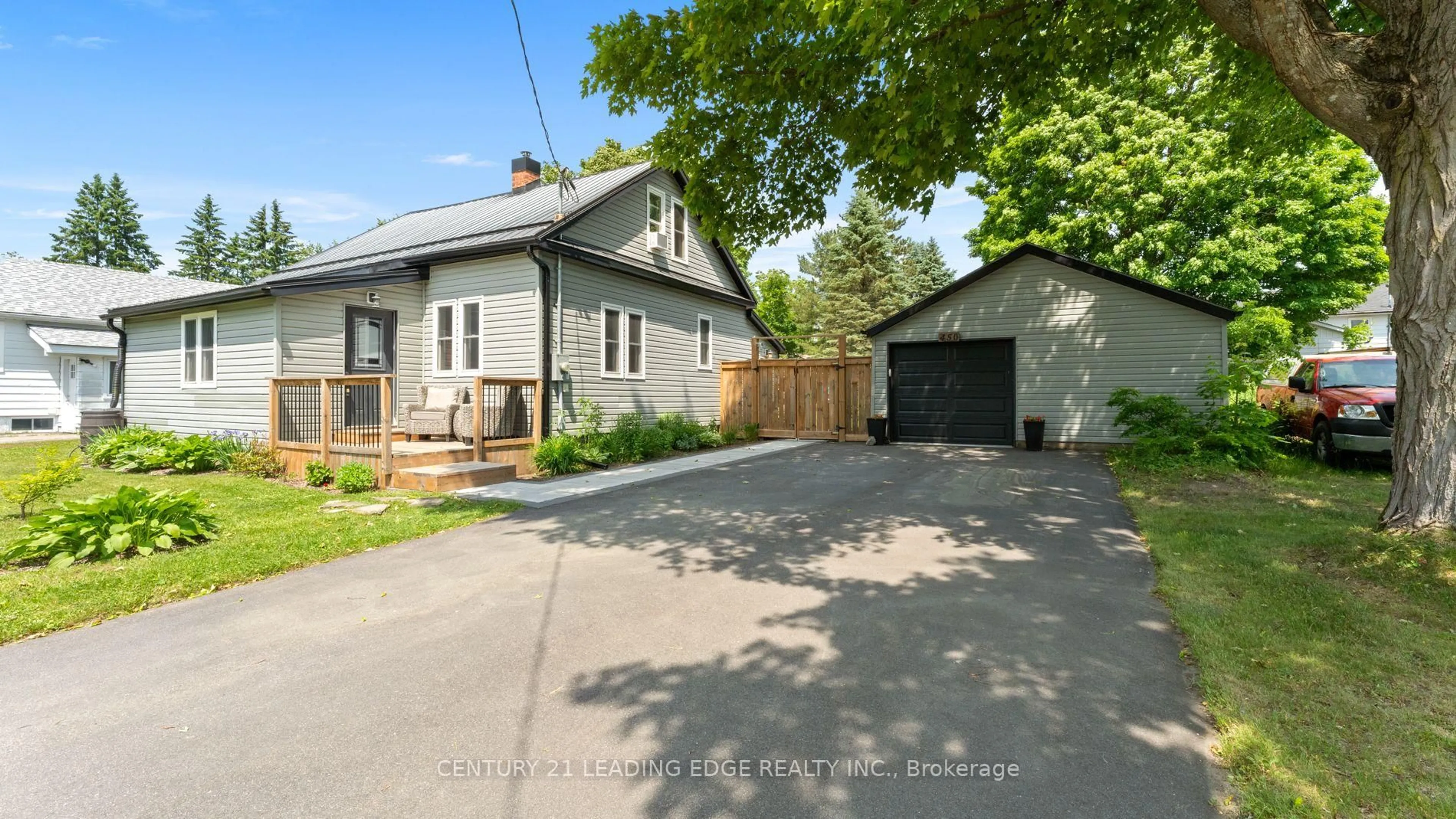 A pic from outside/outdoor area/front of a property/back of a property/a pic from drone, street for 450 Mary St, Gravenhurst Ontario P1P 1G1