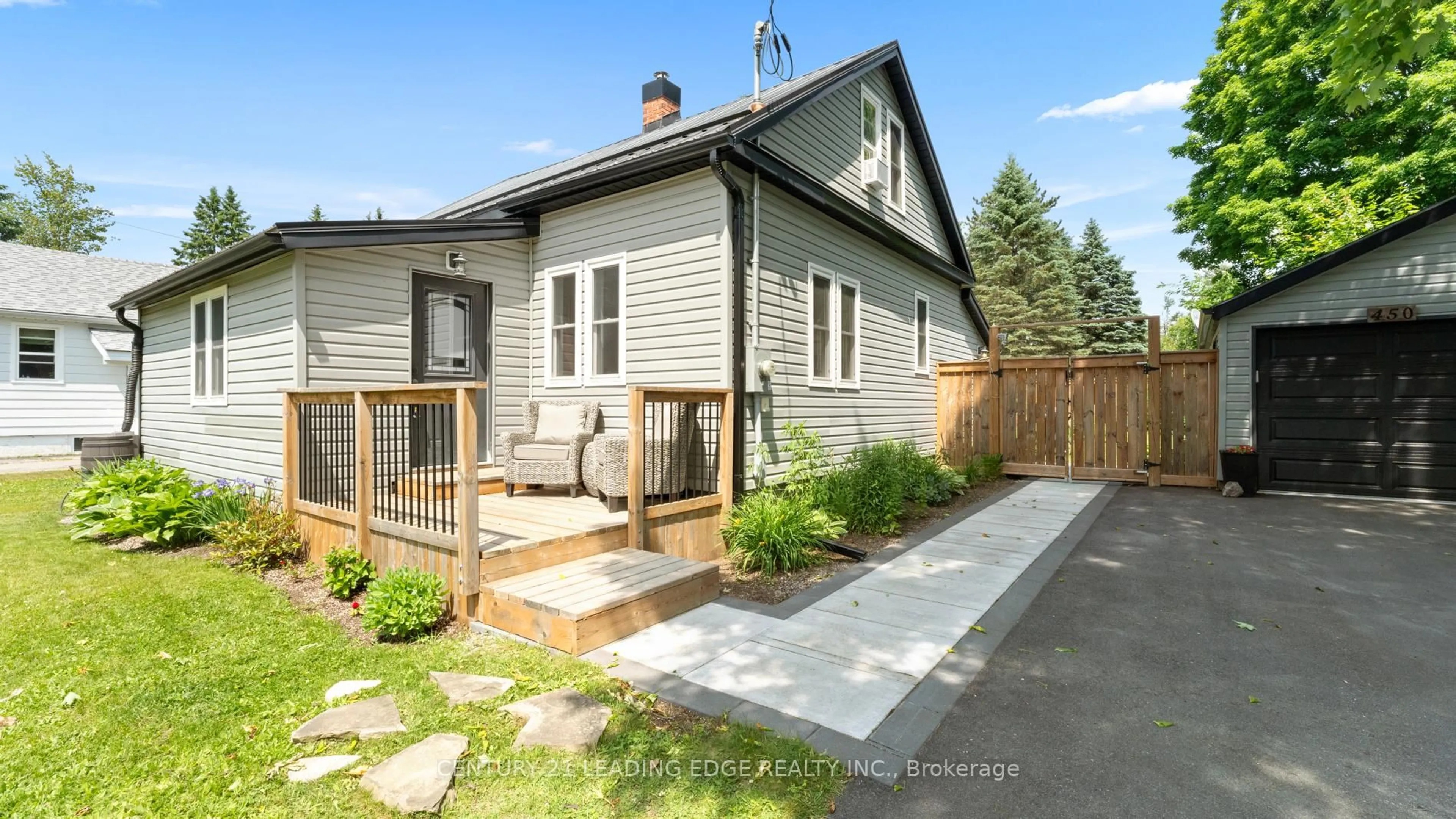 Home with vinyl exterior material, street for 450 Mary St, Gravenhurst Ontario P1P 1G1