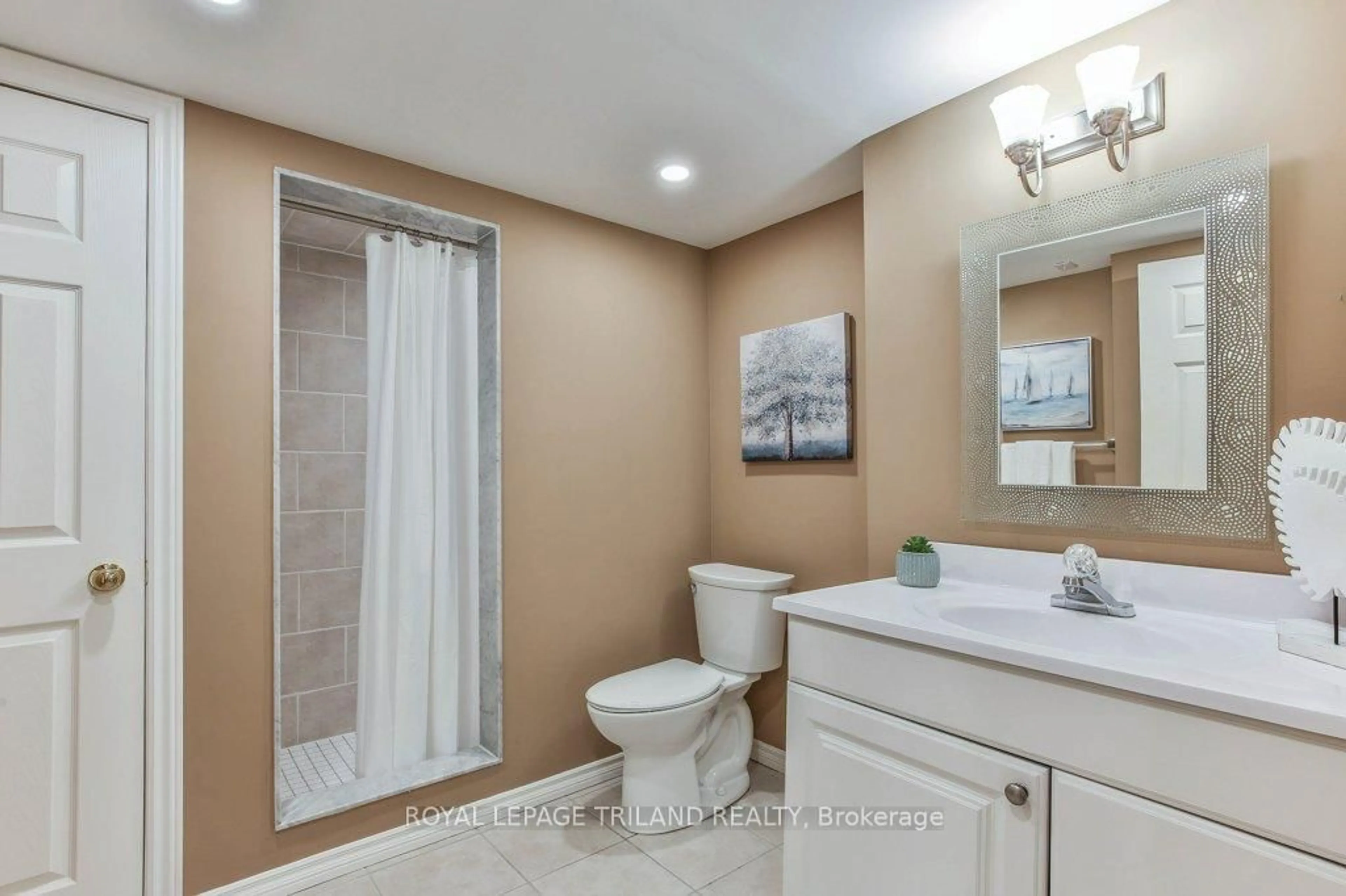 Standard bathroom, ceramic/tile floor for 417 KINGBIRD Crt, London North Ontario N5X 4H6