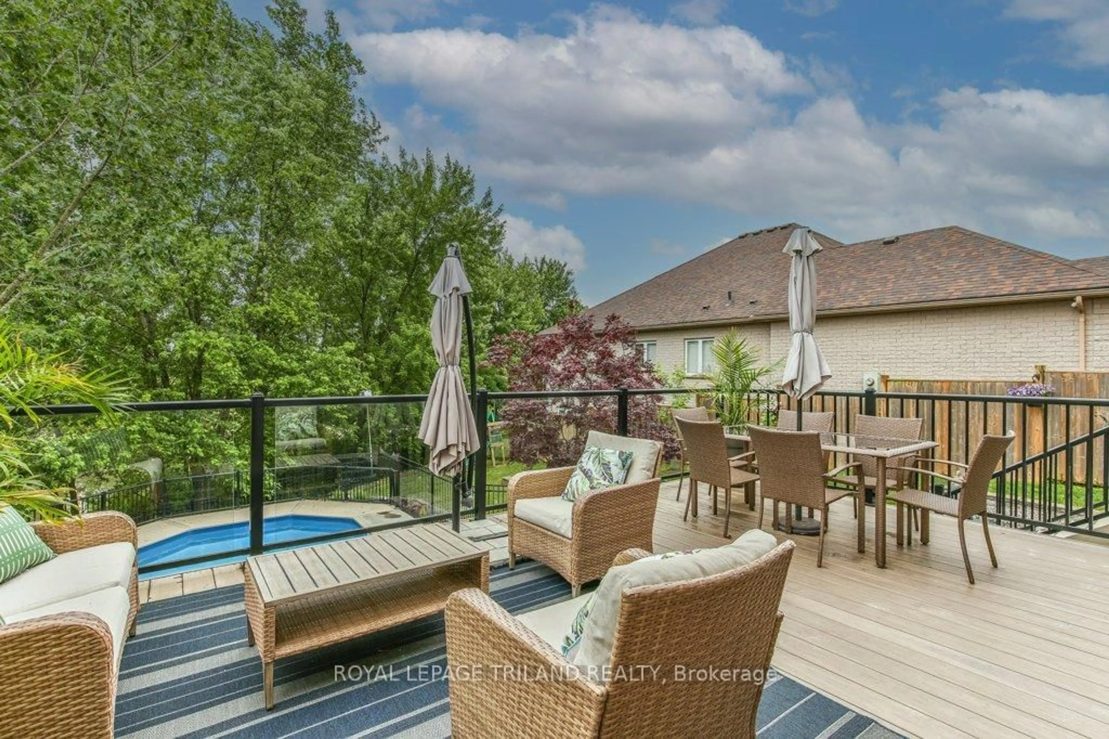 Patio, water/lake/river/ocean view for 417 KINGBIRD Crt, London North Ontario N5X 4H6