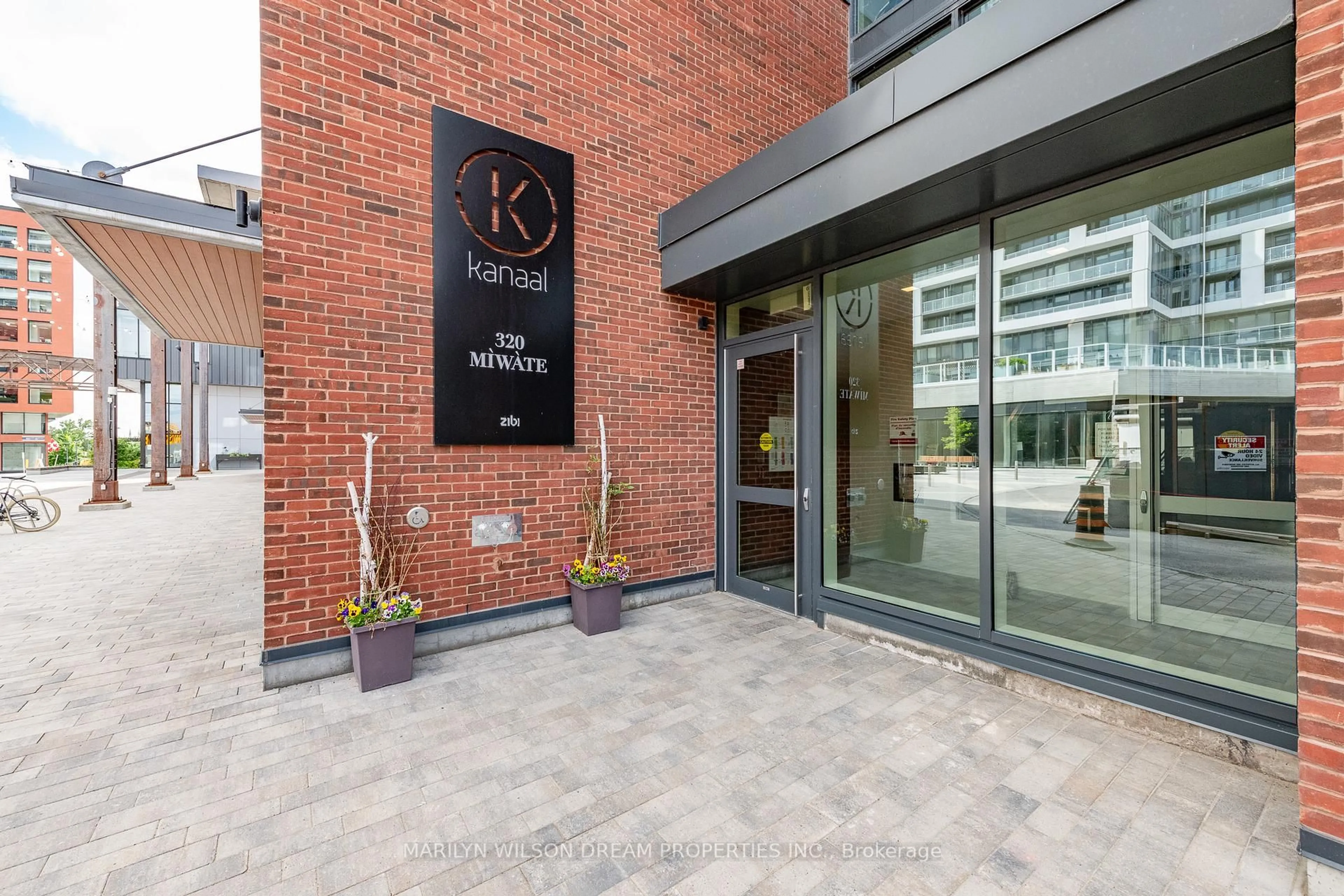 Indoor foyer for 320 Miwate Private #505, Ottawa Ontario K1R 0E1