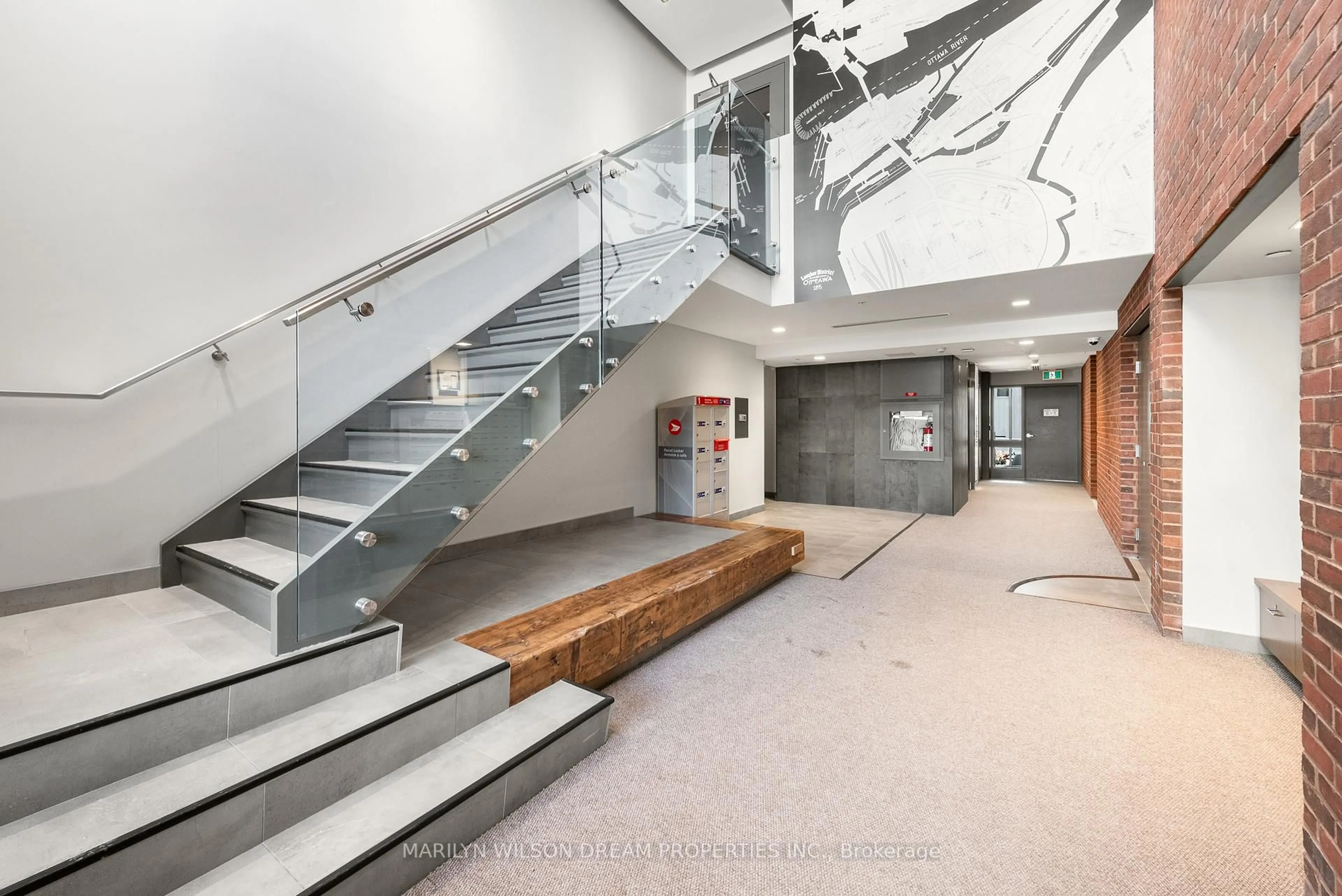 Indoor foyer for 320 Miwate Private #505, Ottawa Ontario K1R 0E1