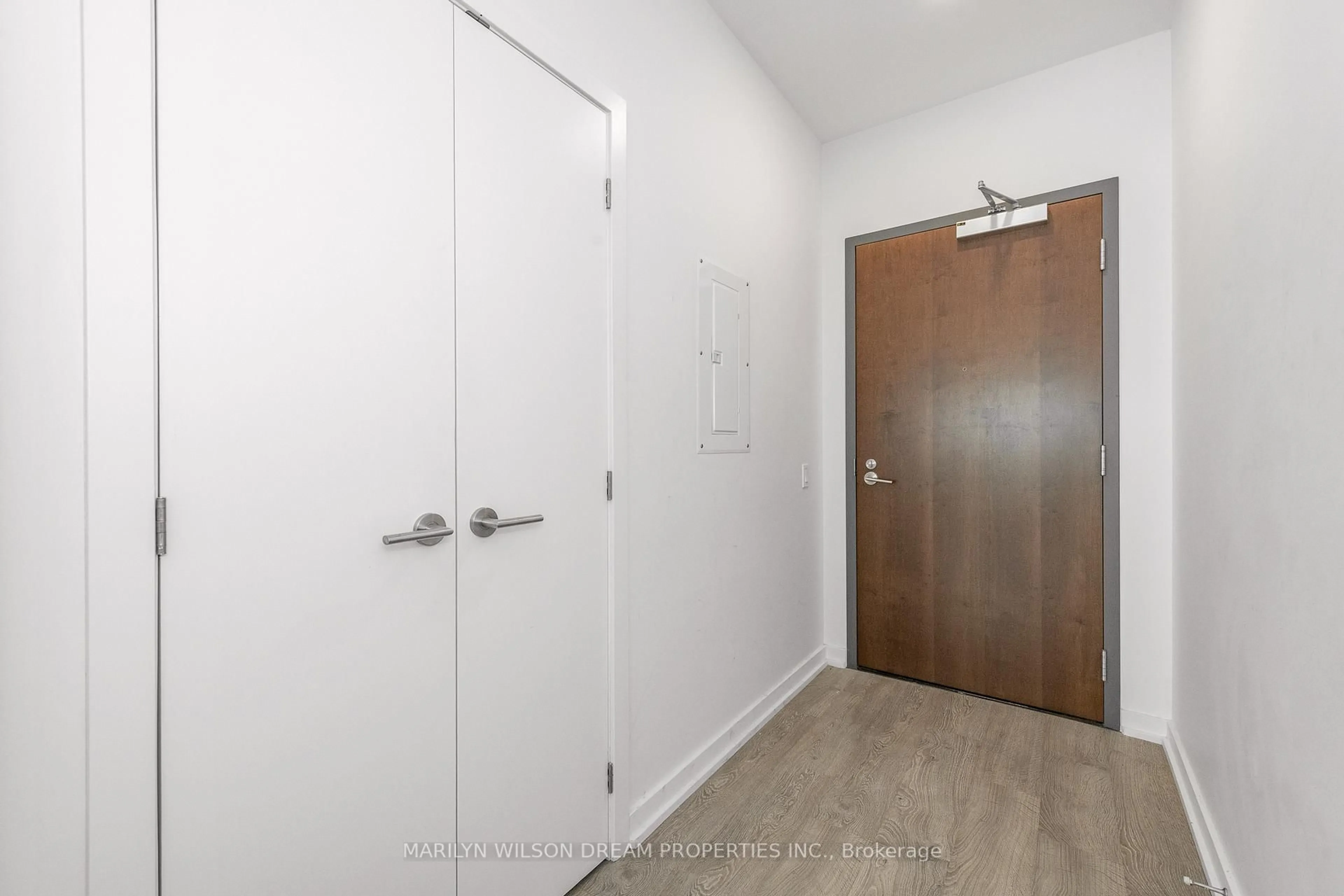 Indoor entryway for 320 Miwate Private #505, Ottawa Ontario K1R 0E1