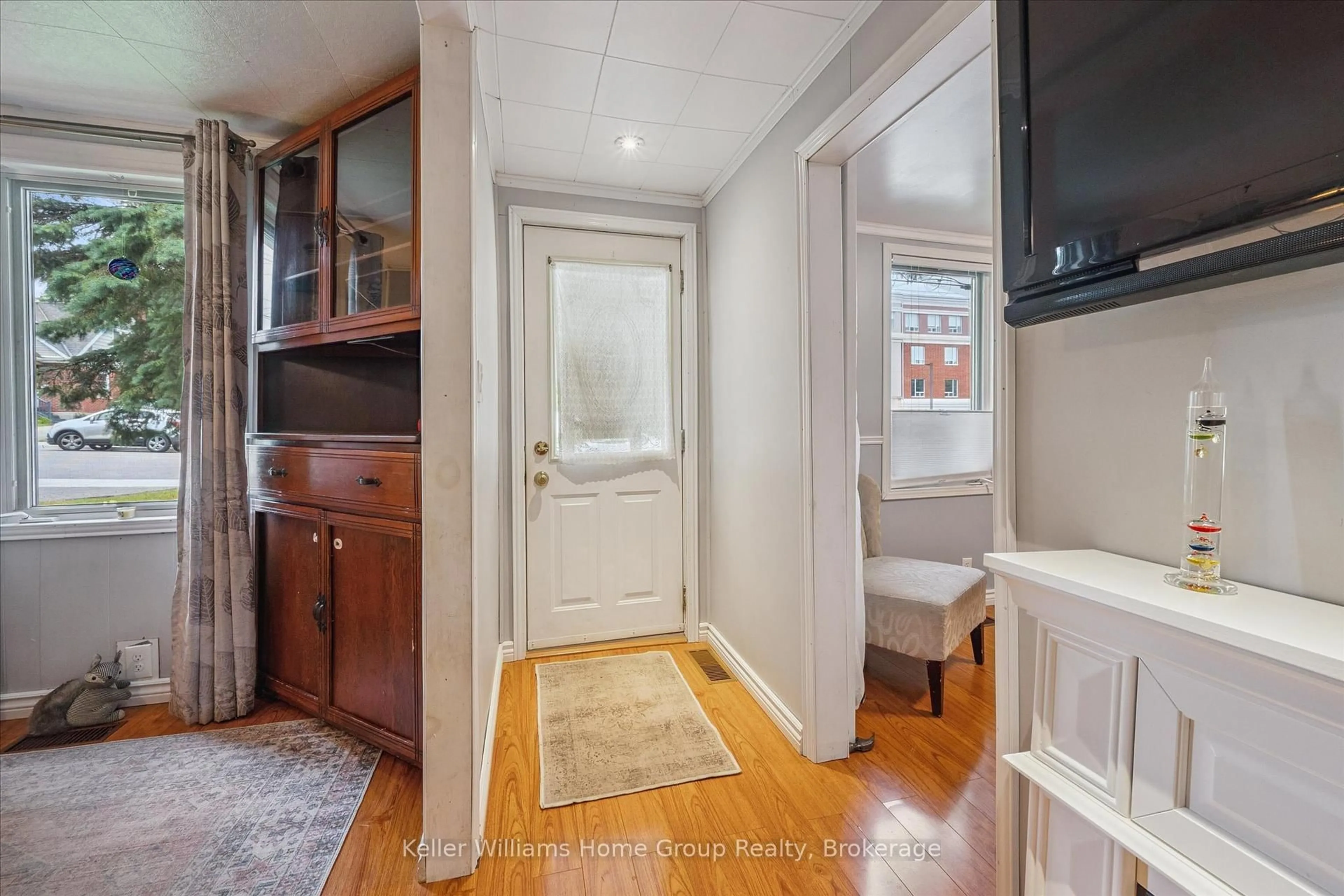 Indoor entryway for 151 Metcalfe St, Guelph Ontario N1E 4Y4