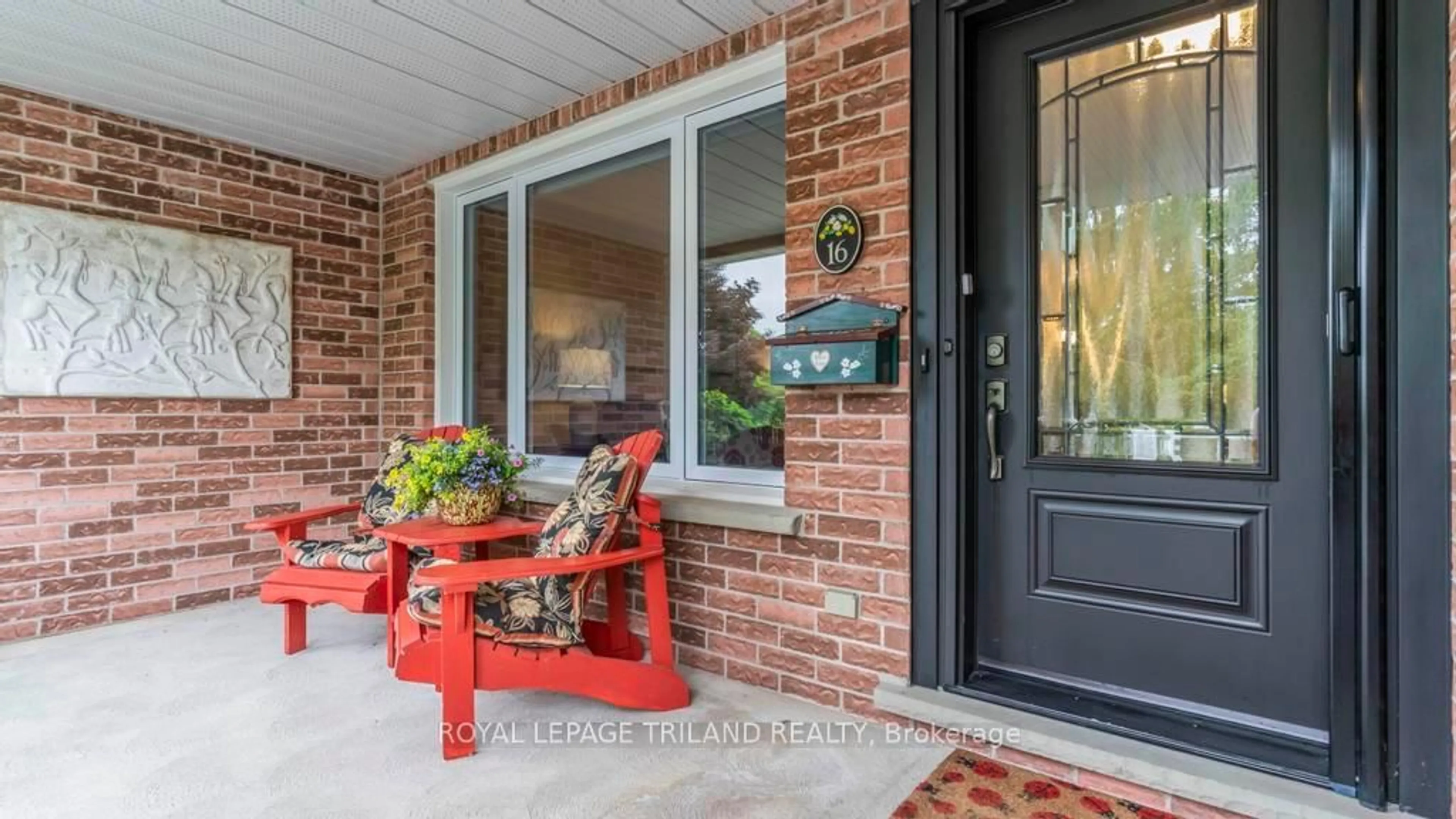 Indoor entryway for 16 COSTELLO Crt, St. Thomas Ontario N5R 6B8