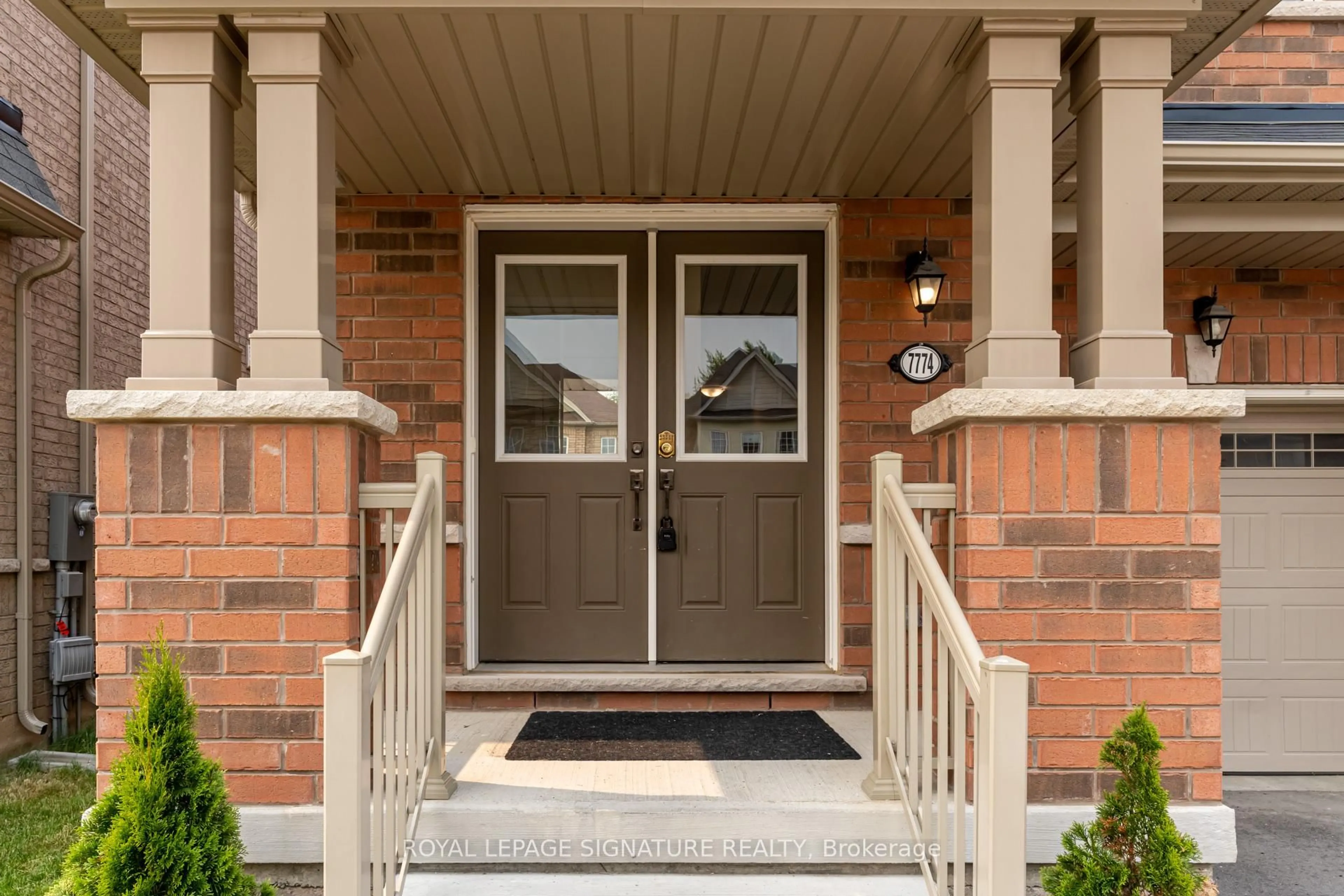 Indoor entryway for 7774 Hackberry Tr, Niagara Falls Ontario L2H 3R5